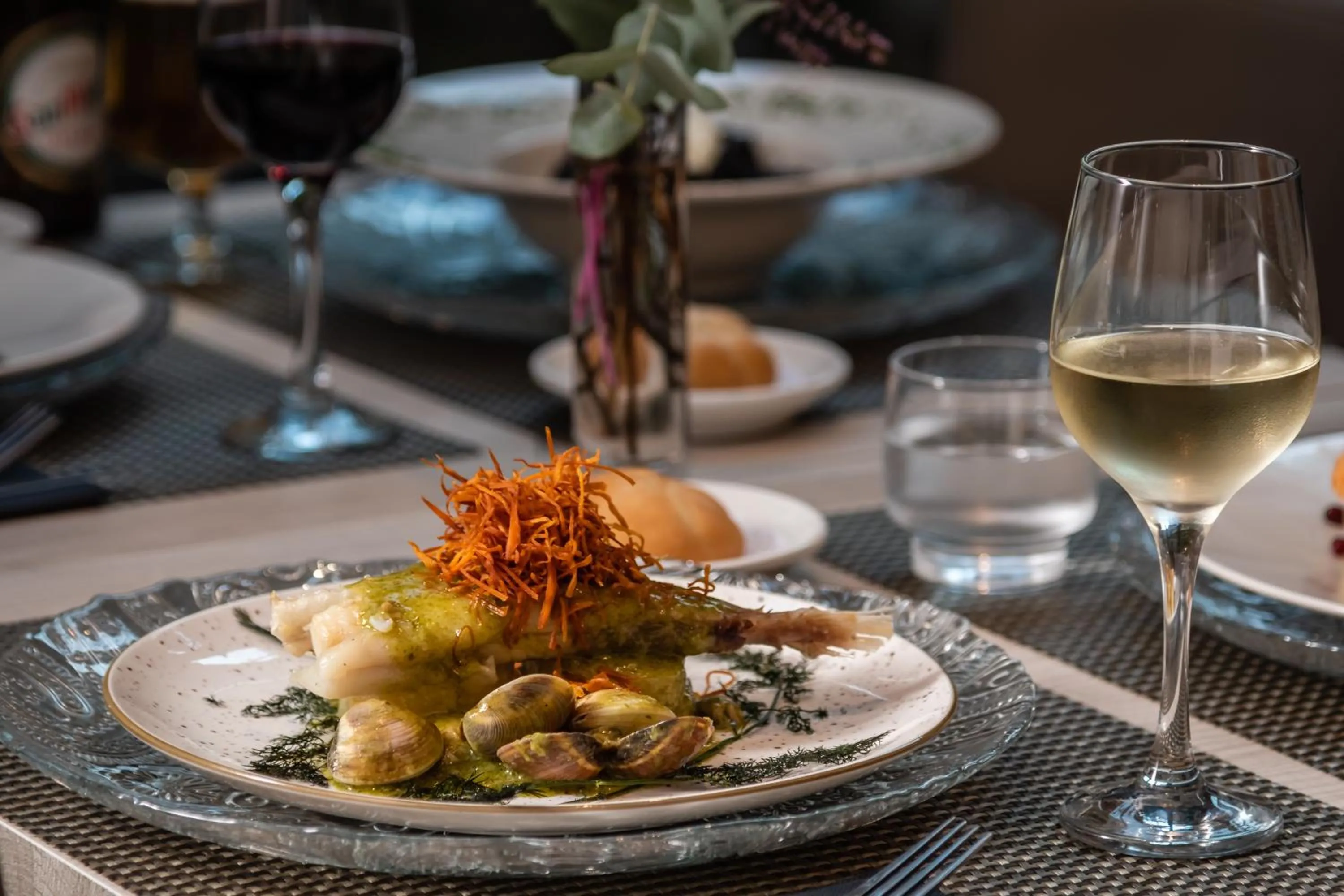 Restaurant/places to eat in Arya Stadium Hotel