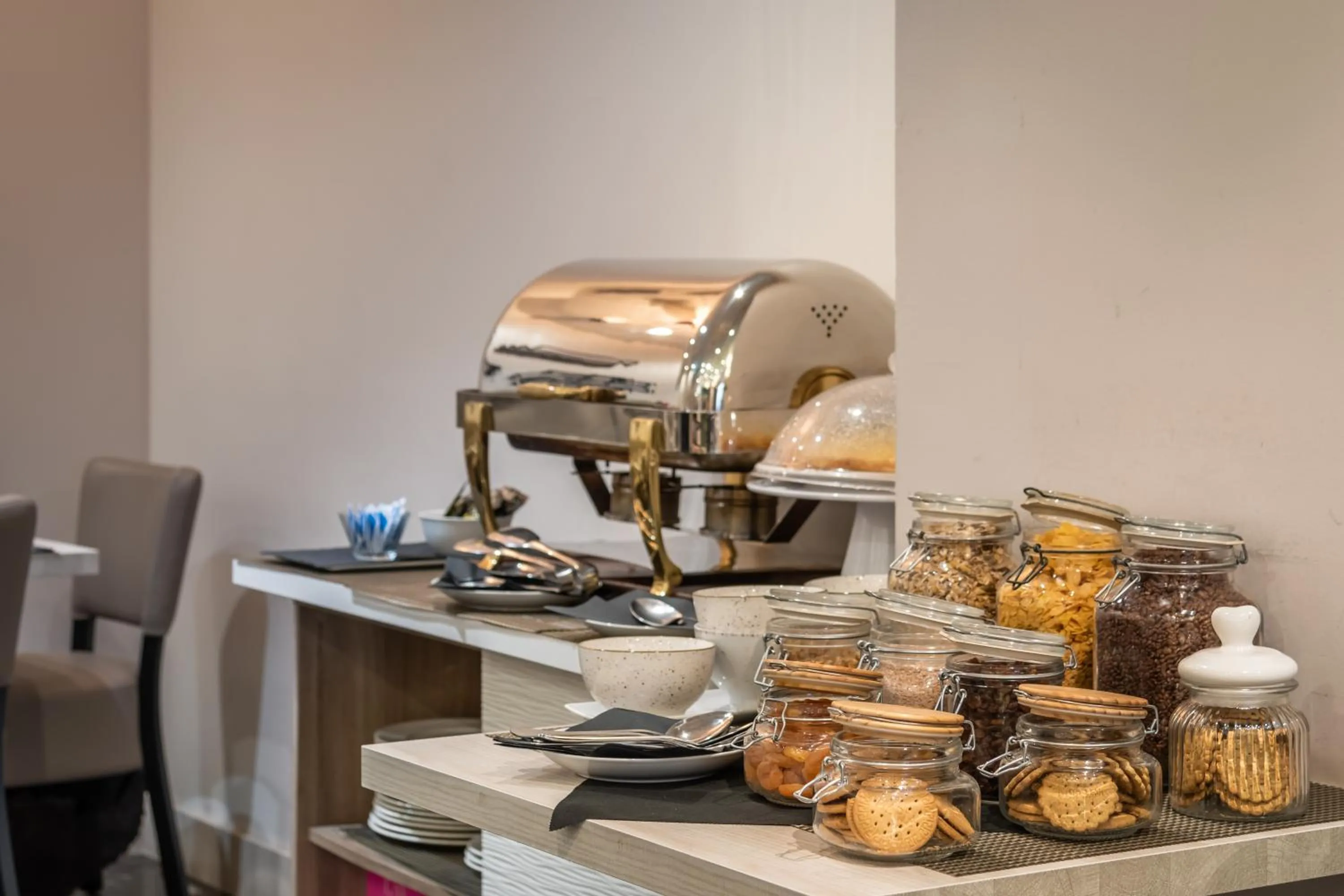 Restaurant/places to eat in Arya Stadium Hotel