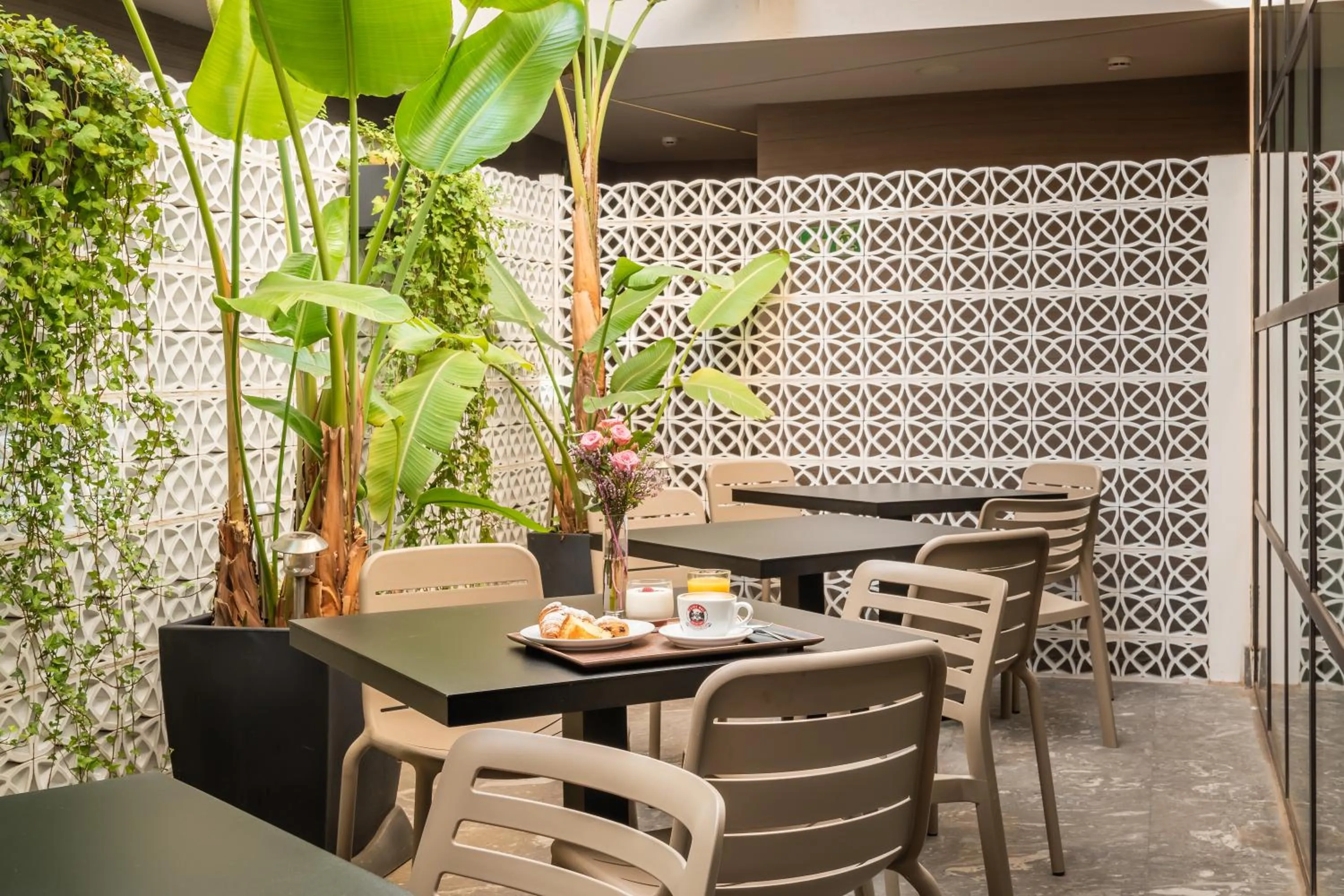 Restaurant/places to eat in Arya Stadium Hotel