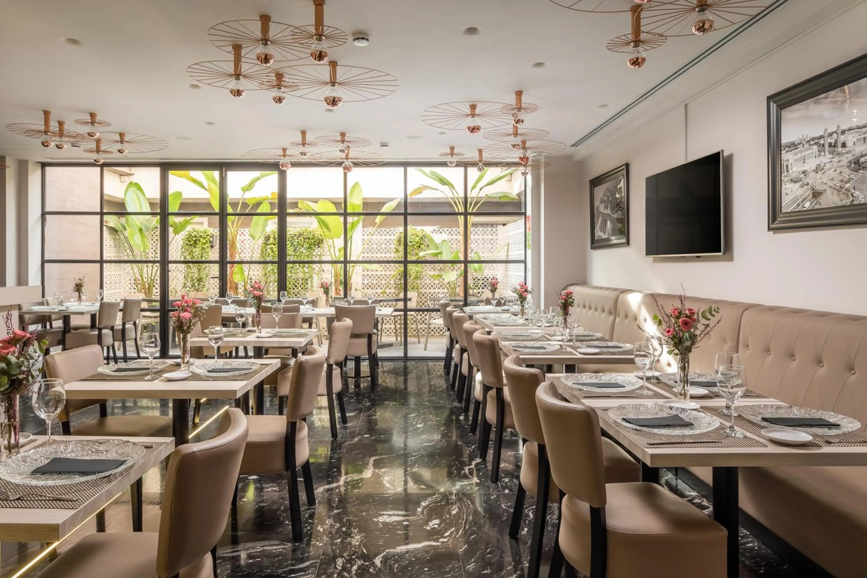 Restaurant/places to eat in Arya Stadium Hotel