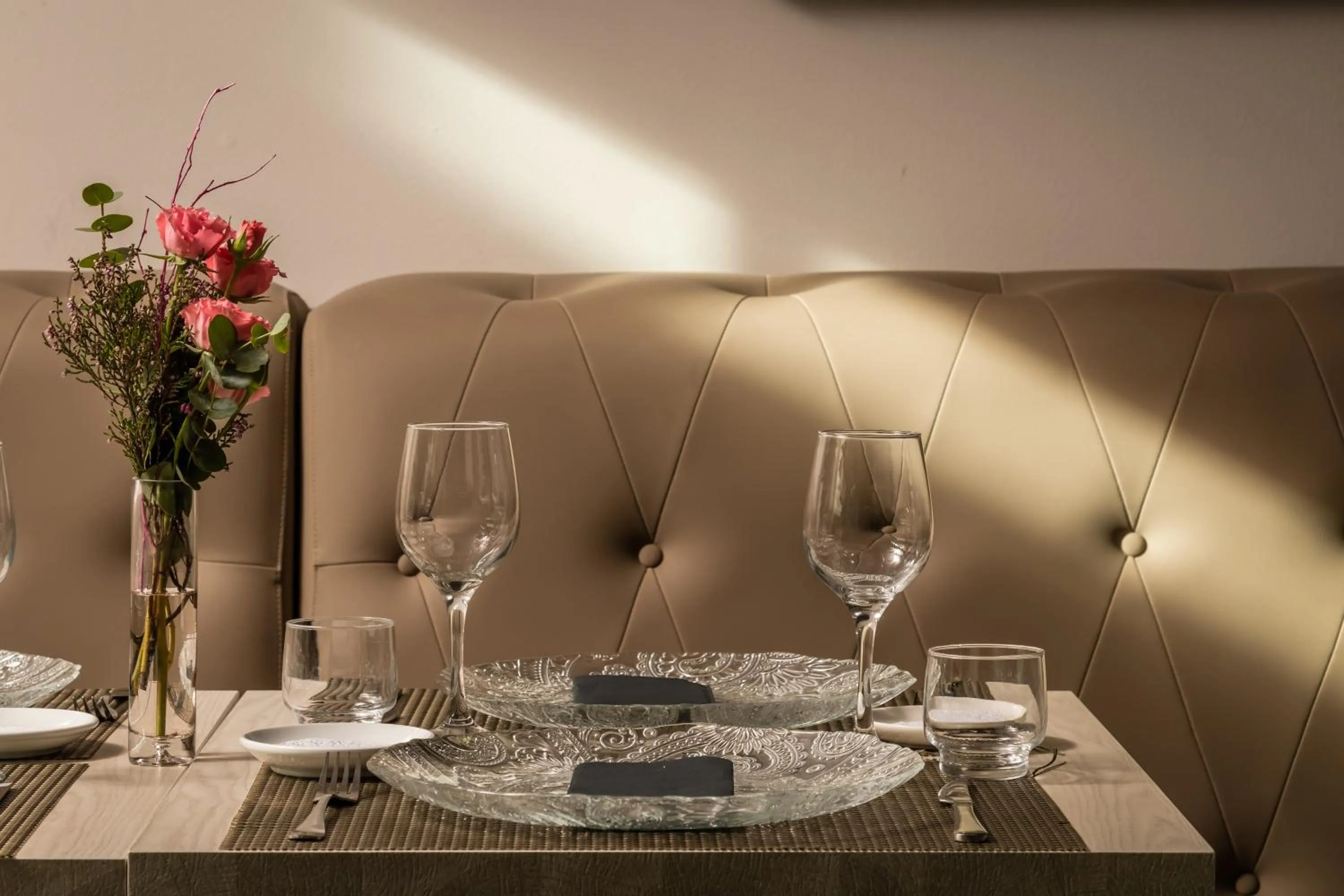 Restaurant/places to eat in Arya Stadium Hotel