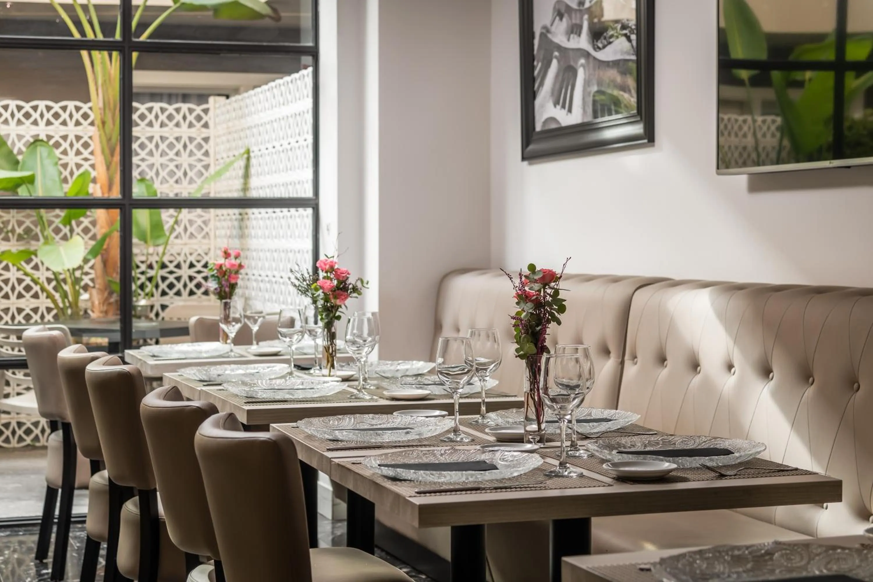 Restaurant/places to eat in Arya Stadium Hotel