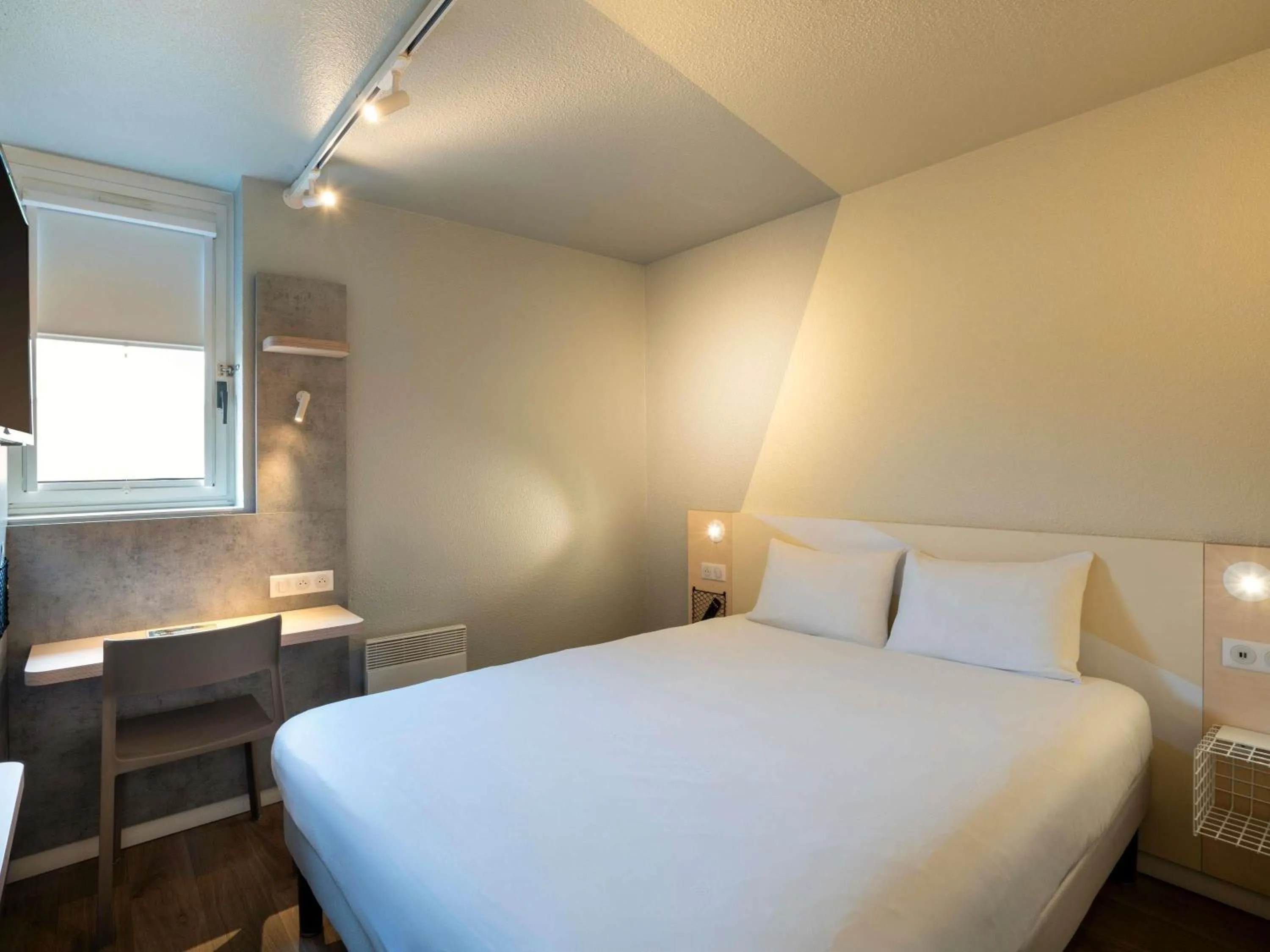 Bedroom, Bed in ibis budget Rennes Chantepie - Hôtel rénové