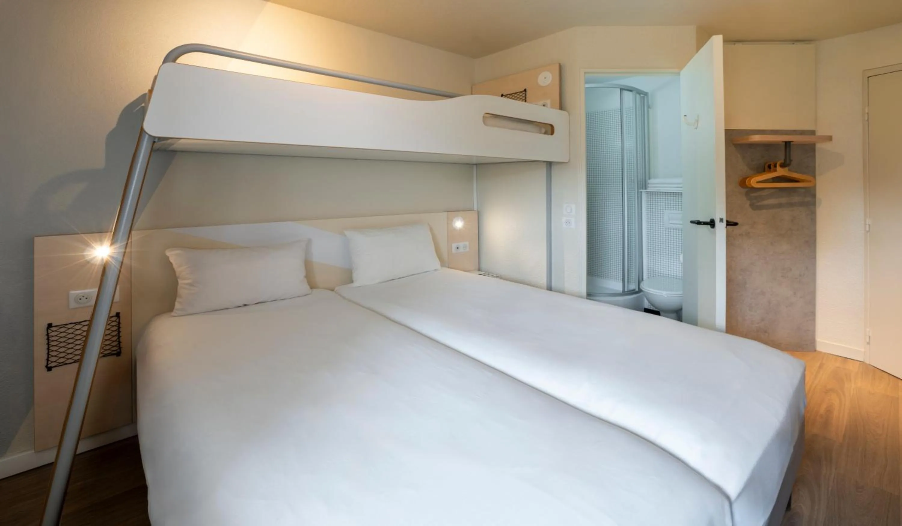 Photo of the whole room, Bed in ibis budget Rennes Chantepie - Hôtel rénové