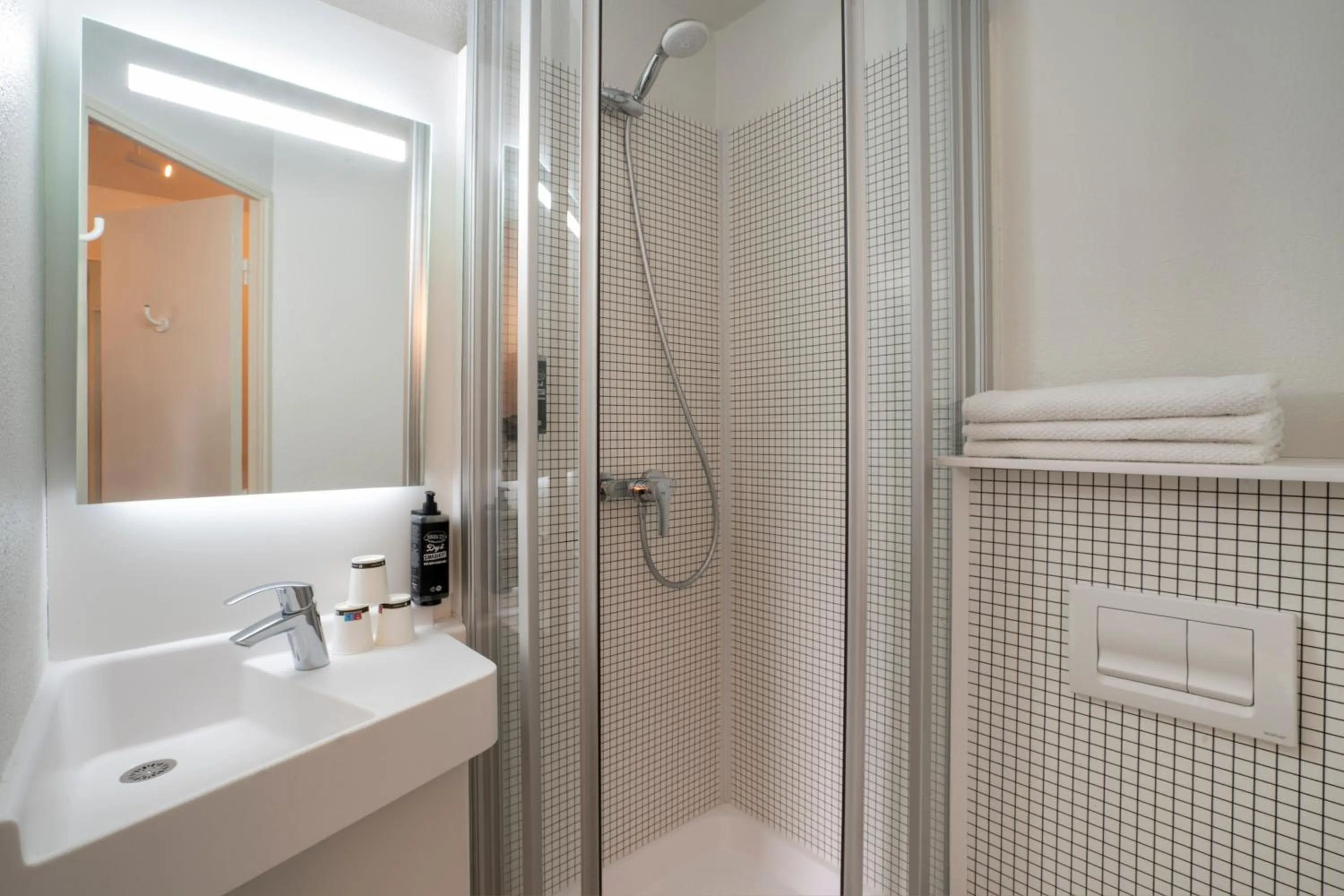 Bathroom in ibis budget Rennes Chantepie - Hôtel rénové