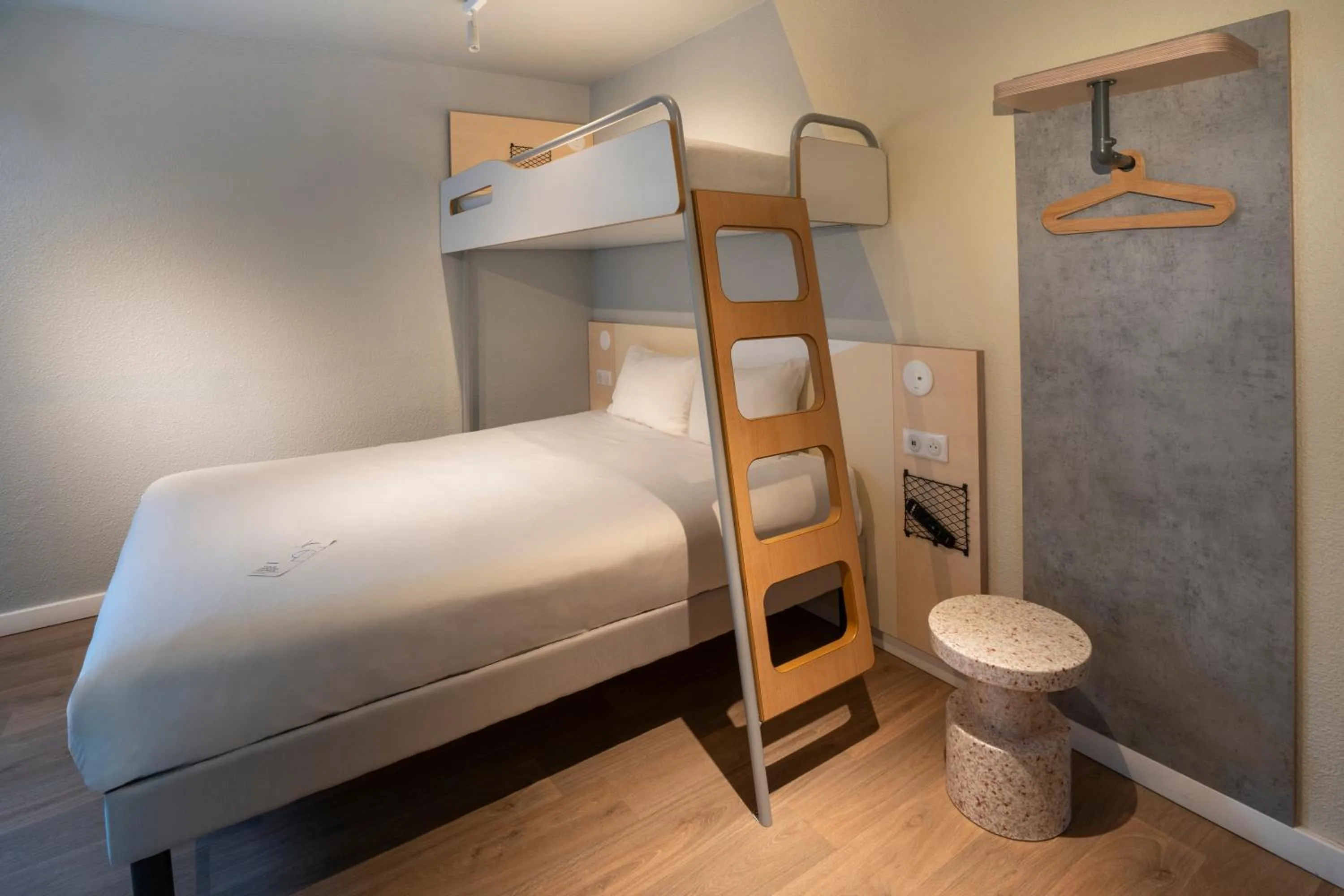 Bedroom, Bed in ibis budget Rennes Chantepie - Hôtel rénové