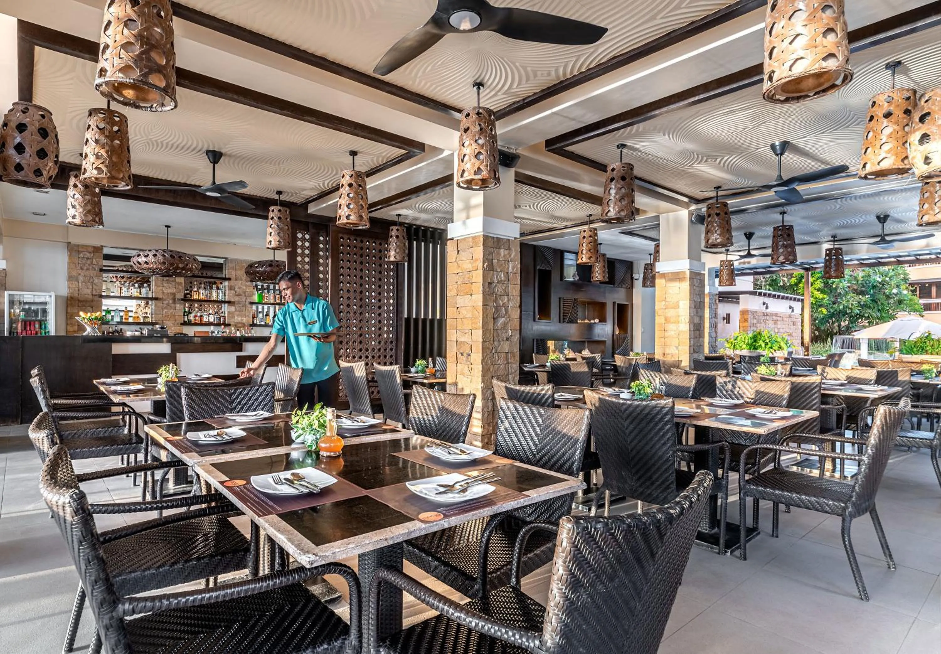 Restaurant/places to eat in Henann Regency Resort and Spa