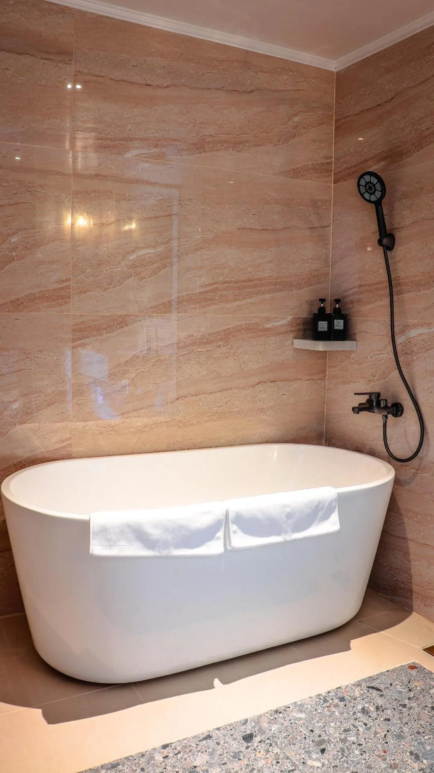 Shower in Bon Ami Hotel - Thiên Xuân Hotel