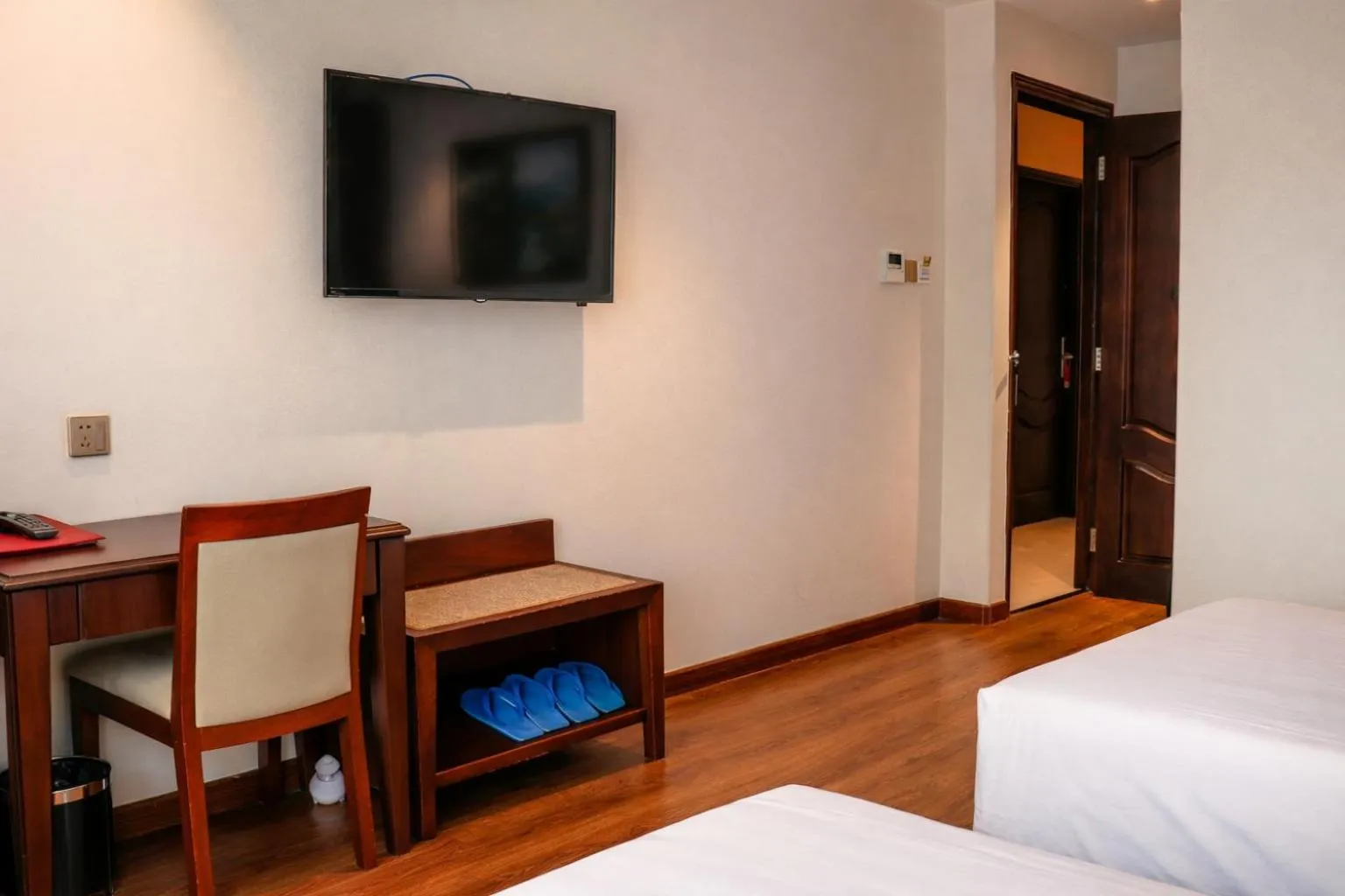 TV and multimedia, Bed in Bon Ami Hotel - Thiên Xuân Hotel