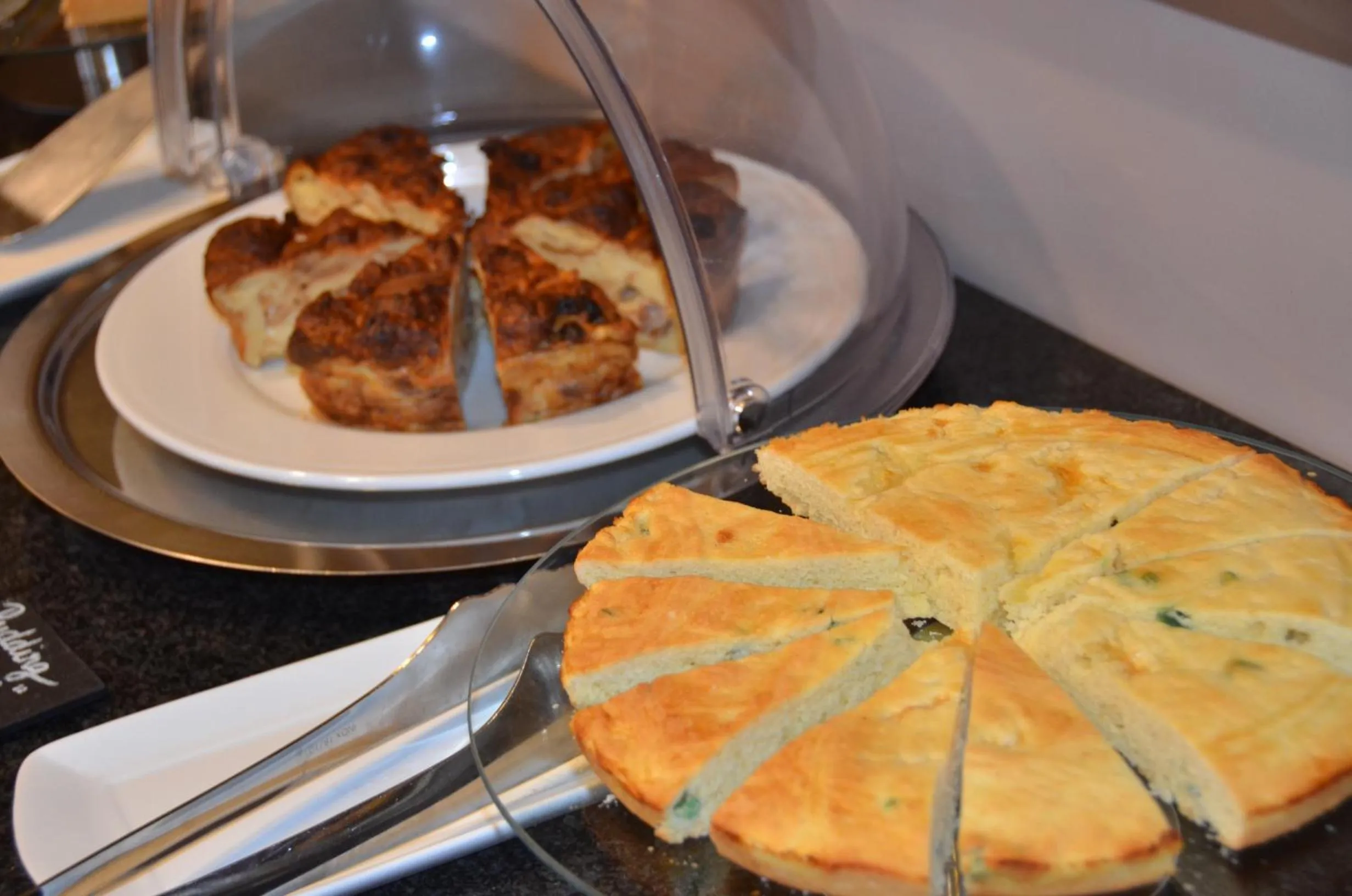 Continental breakfast in Hotel et Spa Les Cleunes Oléron