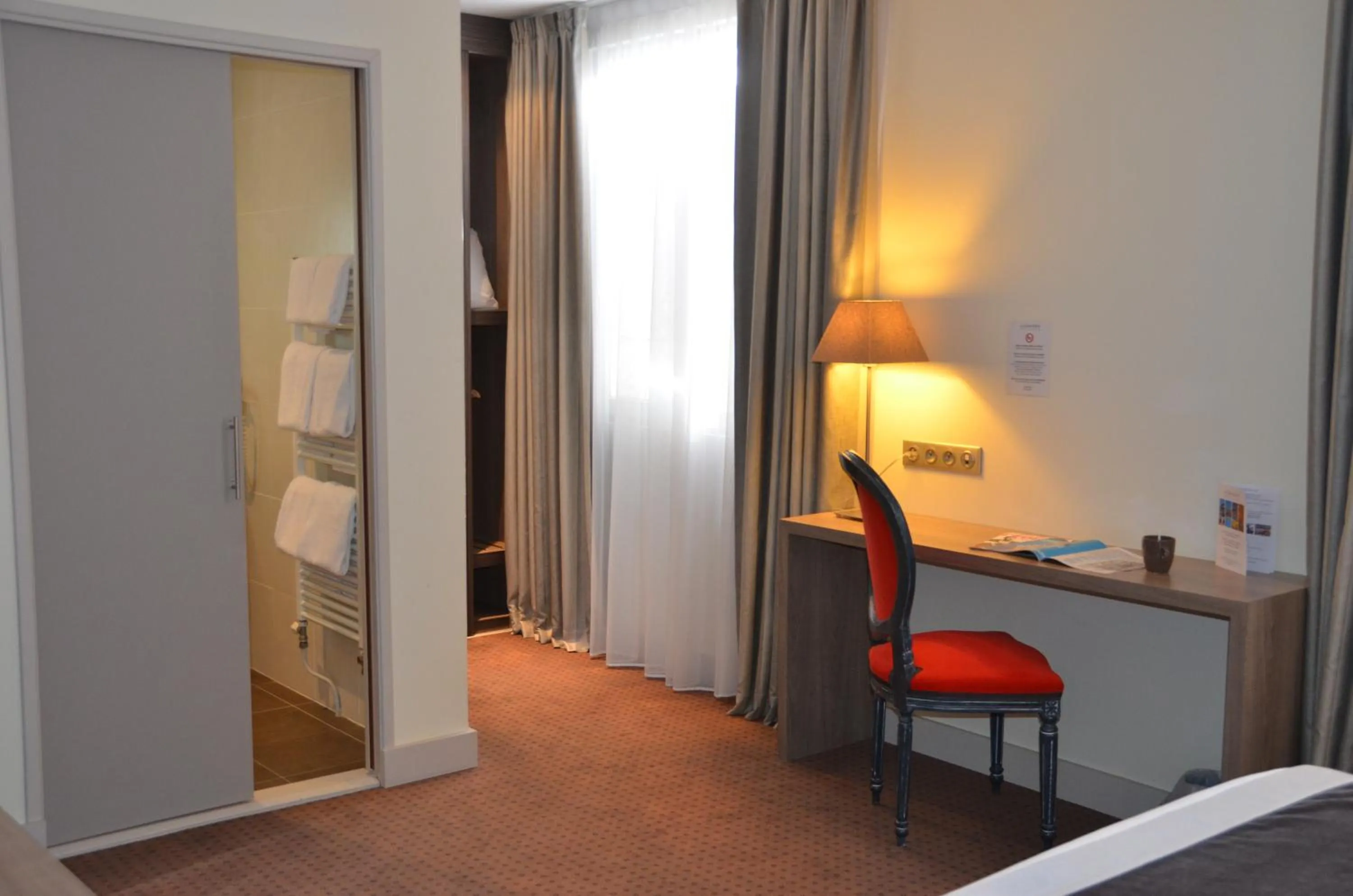 Seating area, Bed in Hotel et Spa Les Cleunes Oléron