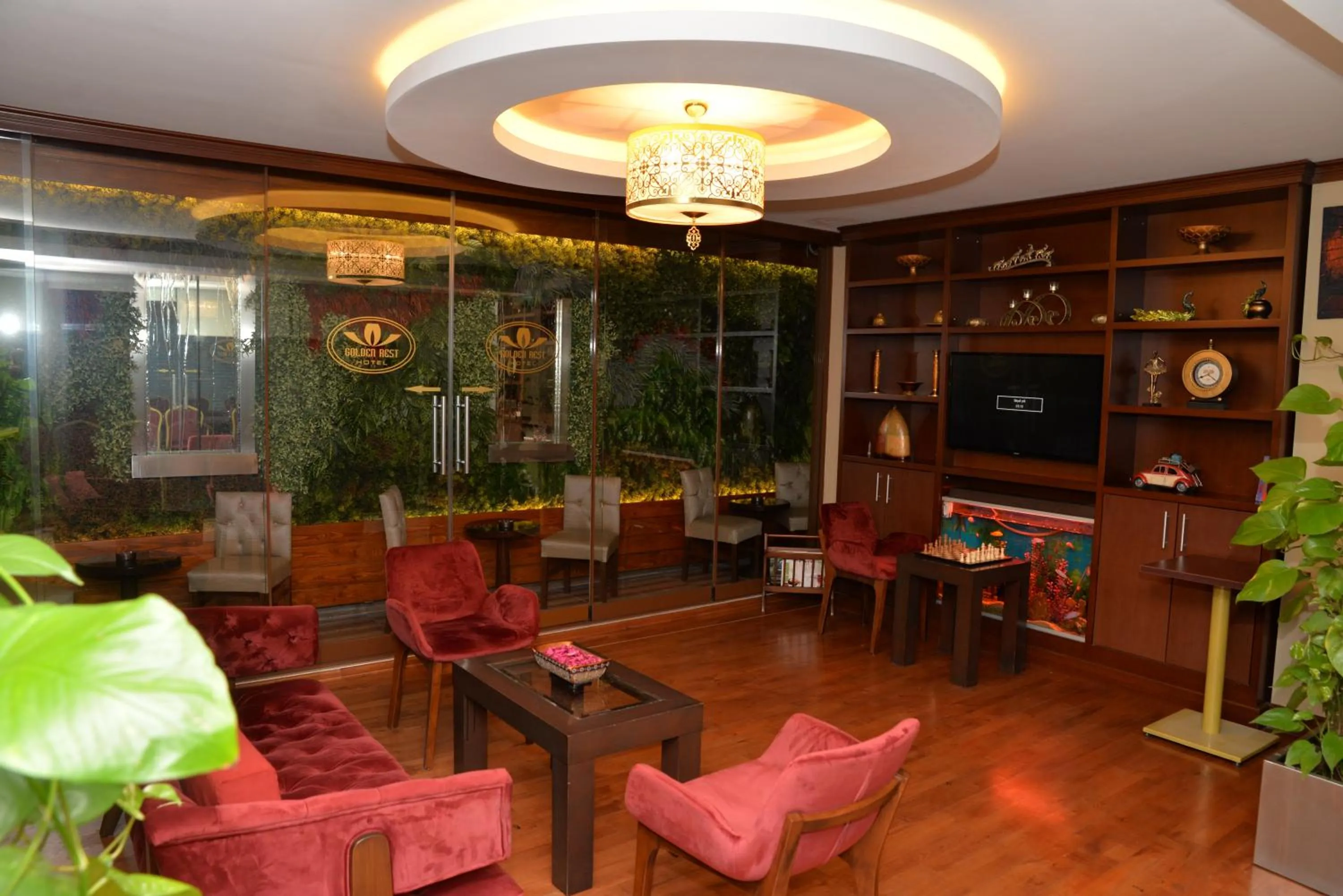 Communal lounge/ TV room in Golden Siyav Hotel