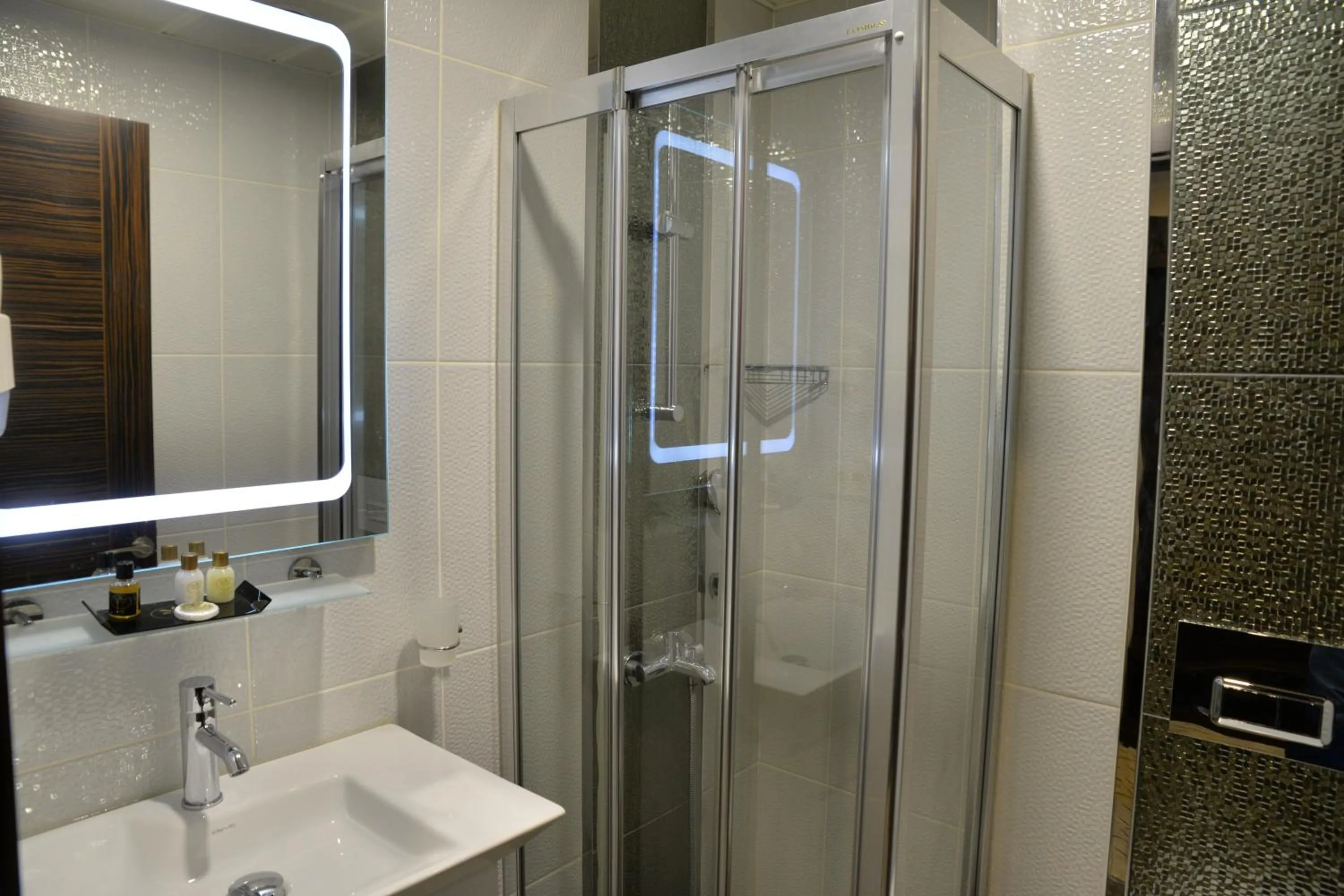 Bathroom in Golden Siyav Hotel
