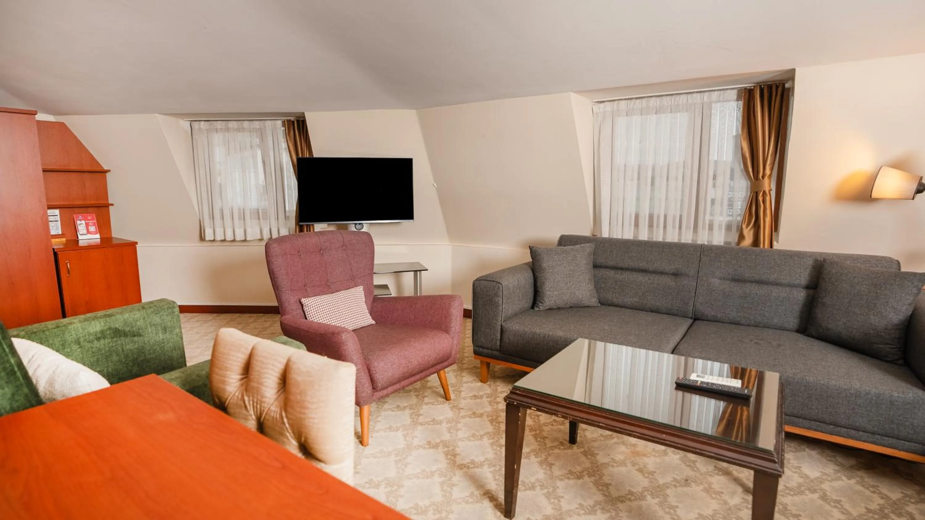 TV and multimedia in Golden Siyav Hotel