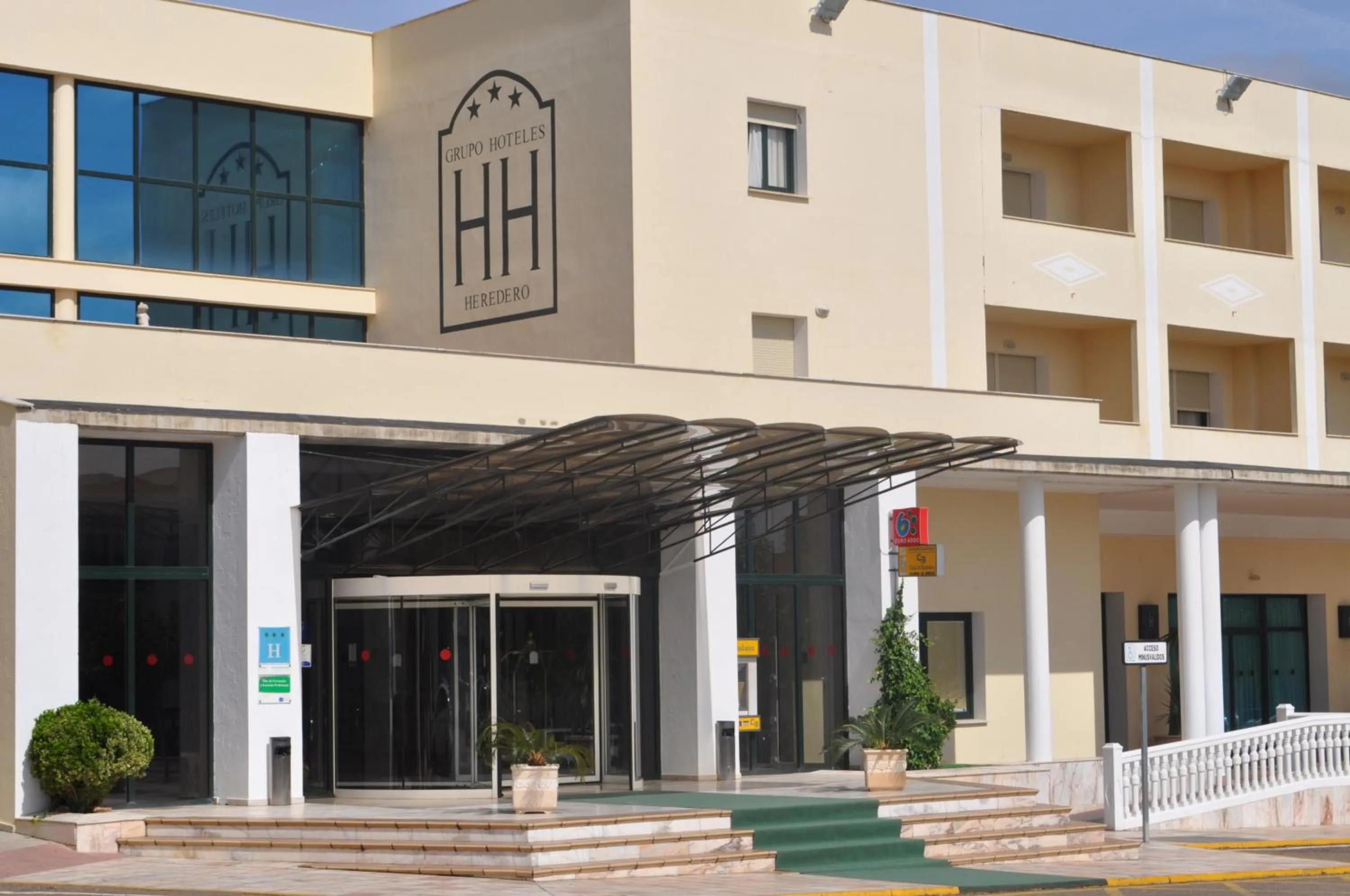 Facade/entrance in Hotel Heredero