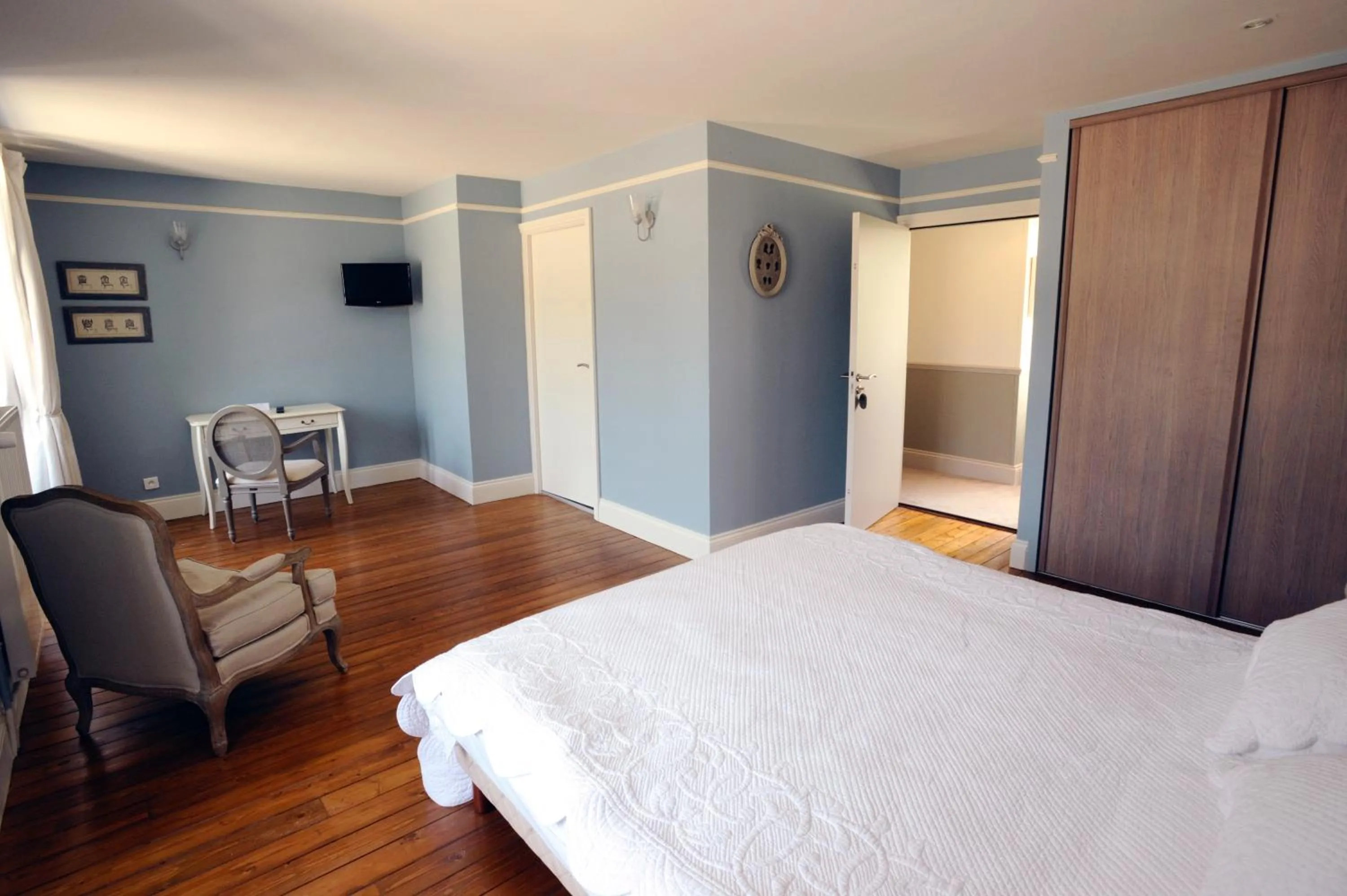 Photo of the whole room, Bed in Demeures & Châteaux, La Ferme des Mares