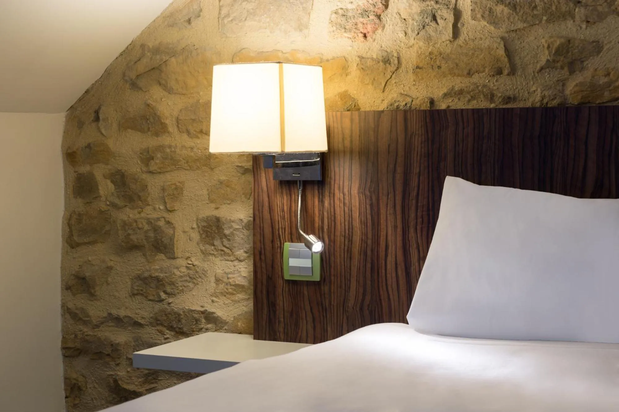 Bed in The Originals City, Hôtel Le Coeur d'Or, Sedan Est