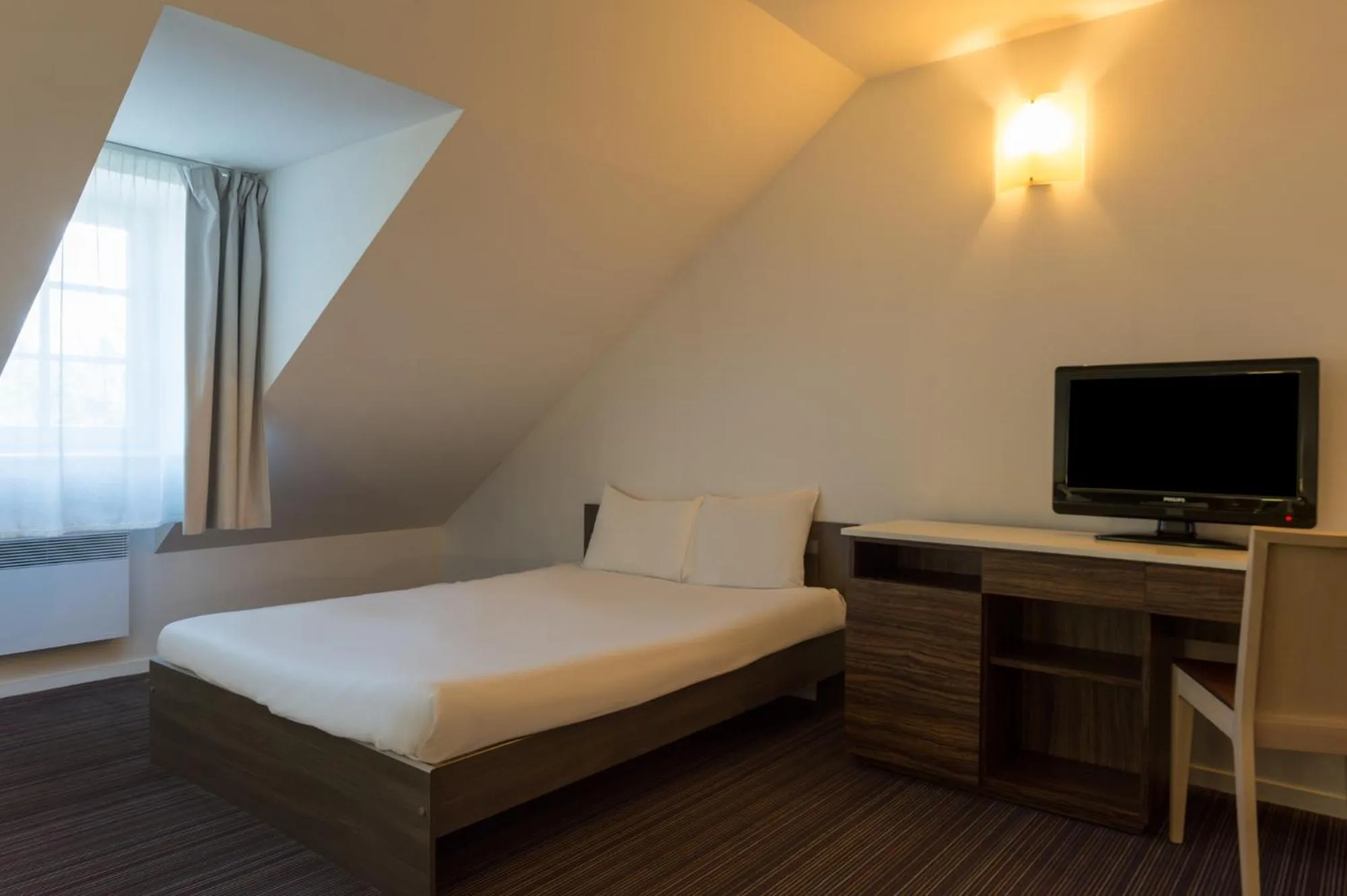 Bed in The Originals City, Hôtel Le Coeur d'Or, Sedan Est