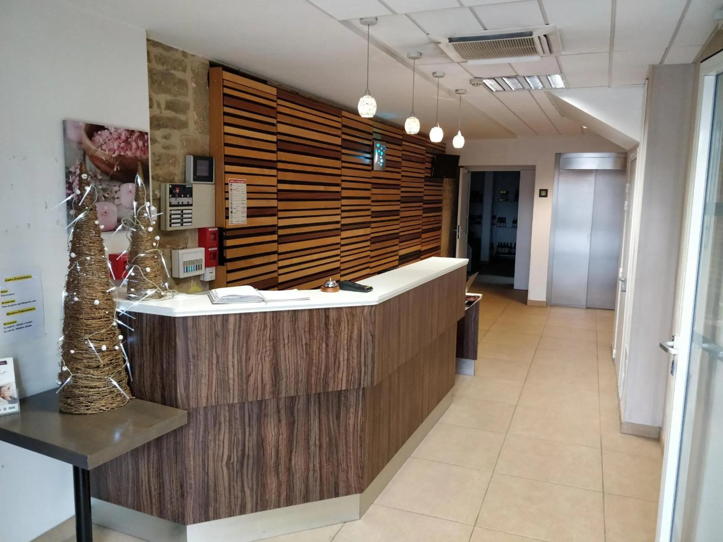 Lobby or reception in The Originals City, Hôtel Le Coeur d'Or, Sedan Est