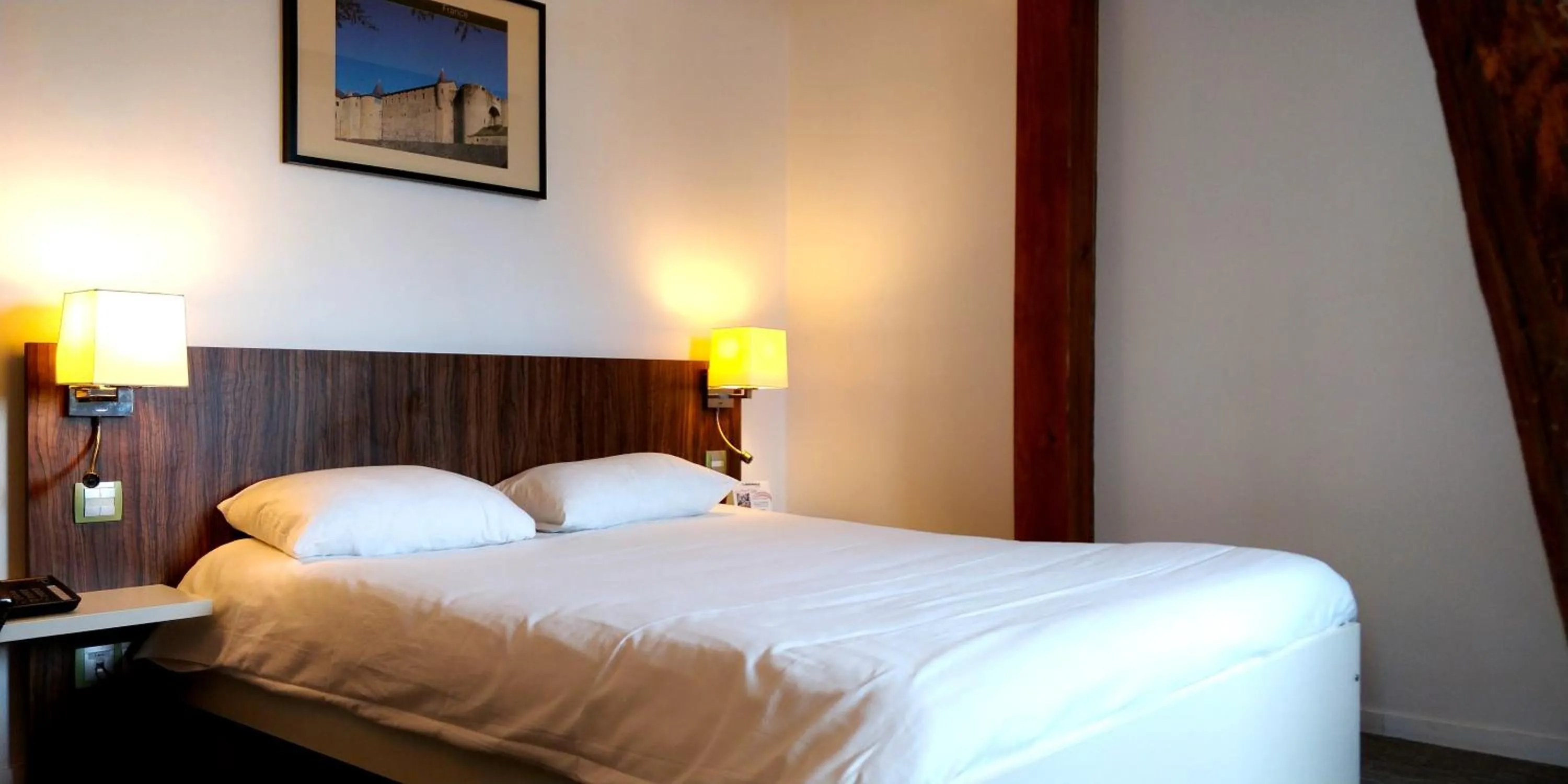 Bedroom, Bed in The Originals City, Hôtel Le Coeur d'Or, Sedan Est