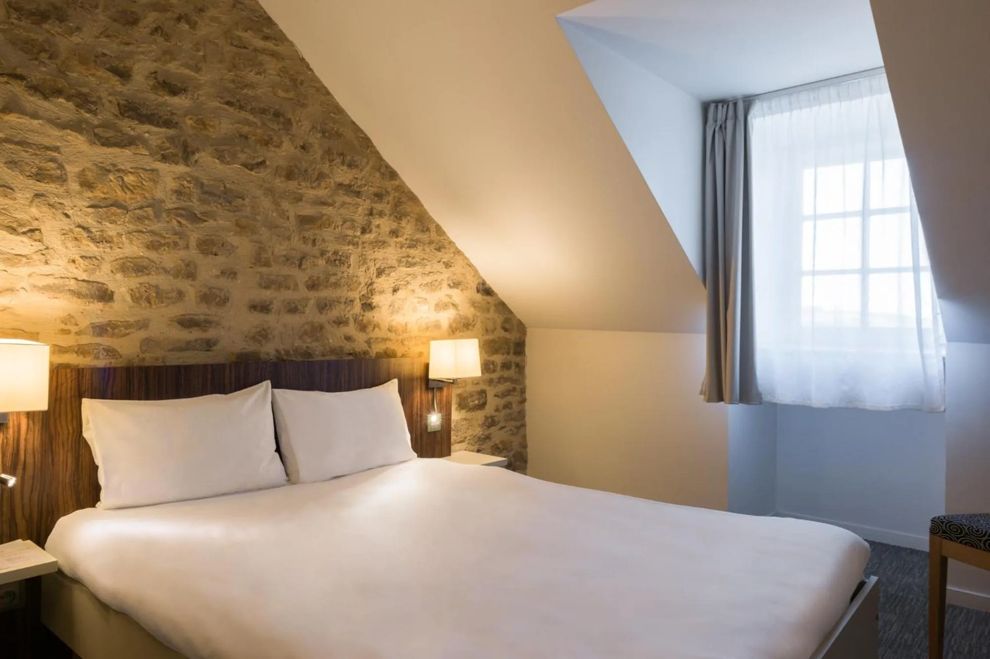 Bed in The Originals City, Hôtel Le Coeur d'Or, Sedan Est