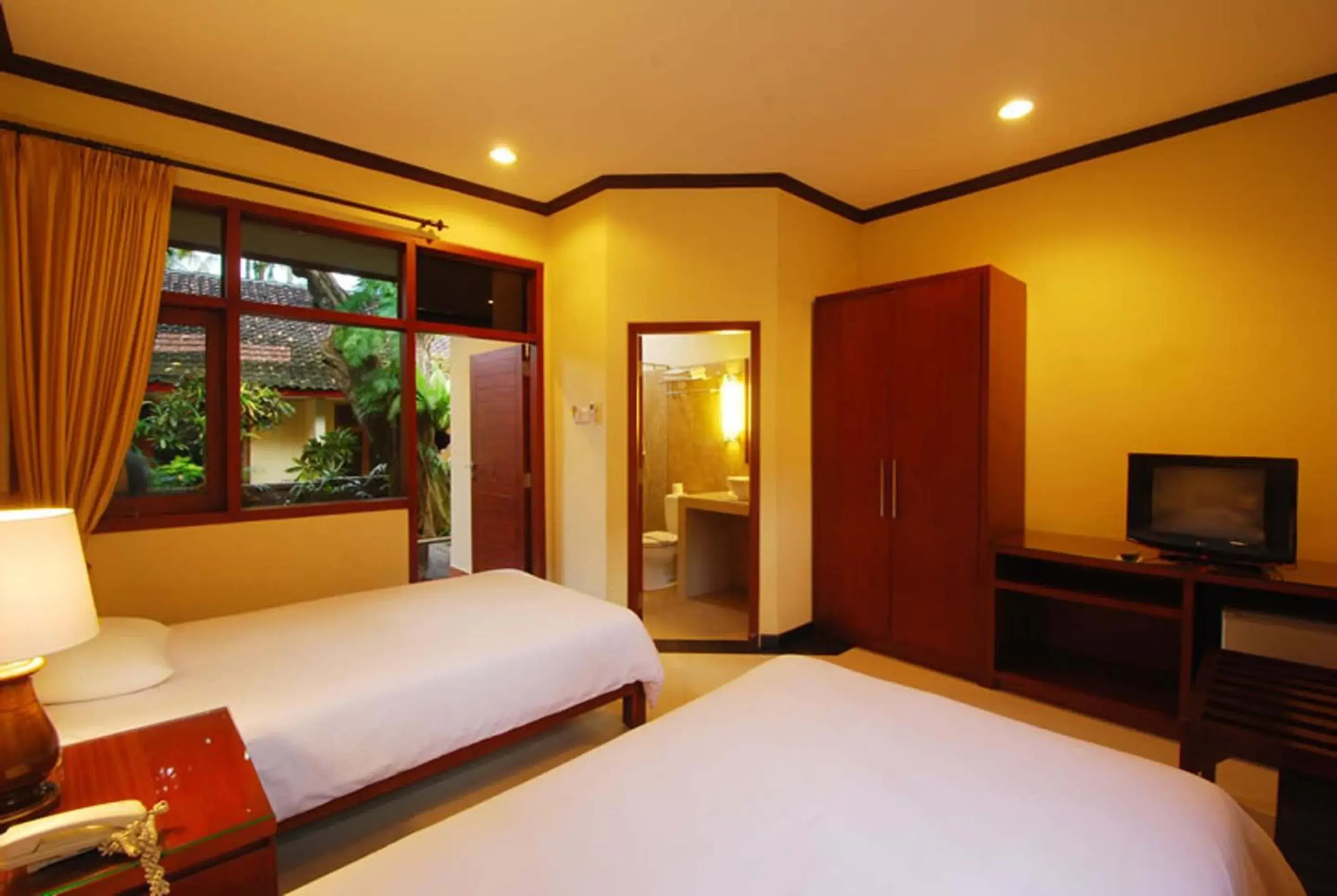 Deluxe Double or Twin Room with Garden View in Yulia Beach Inn Kuta Deluxe Double or Twin Room with Garden View in Yulia Beach Inn Kuta