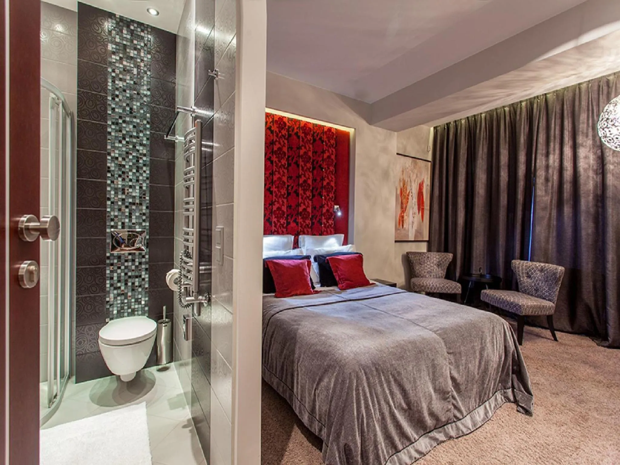 Shower, Bed in Soleil Boutique H