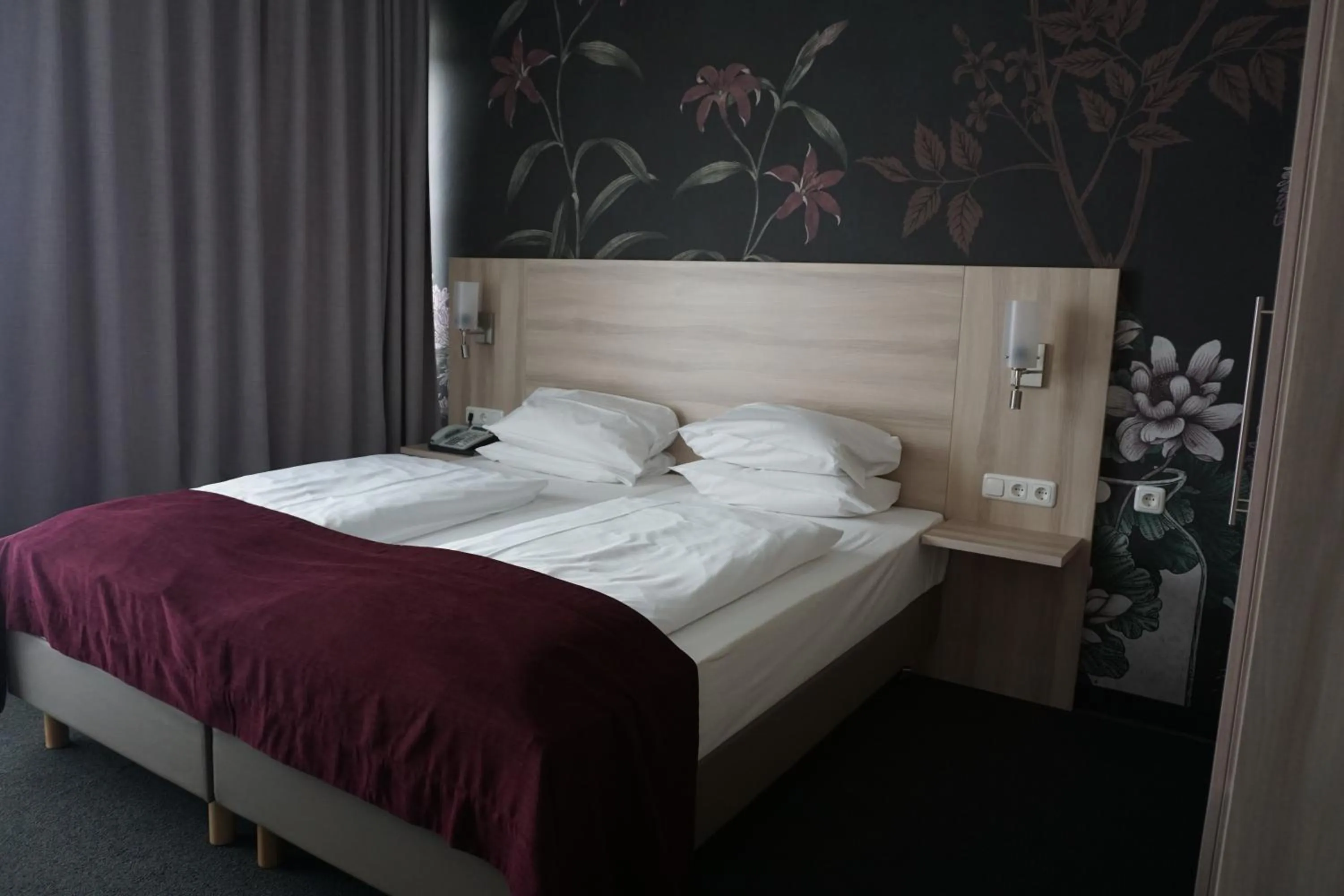 Photo of the whole room, Bed in Hotel Senator München