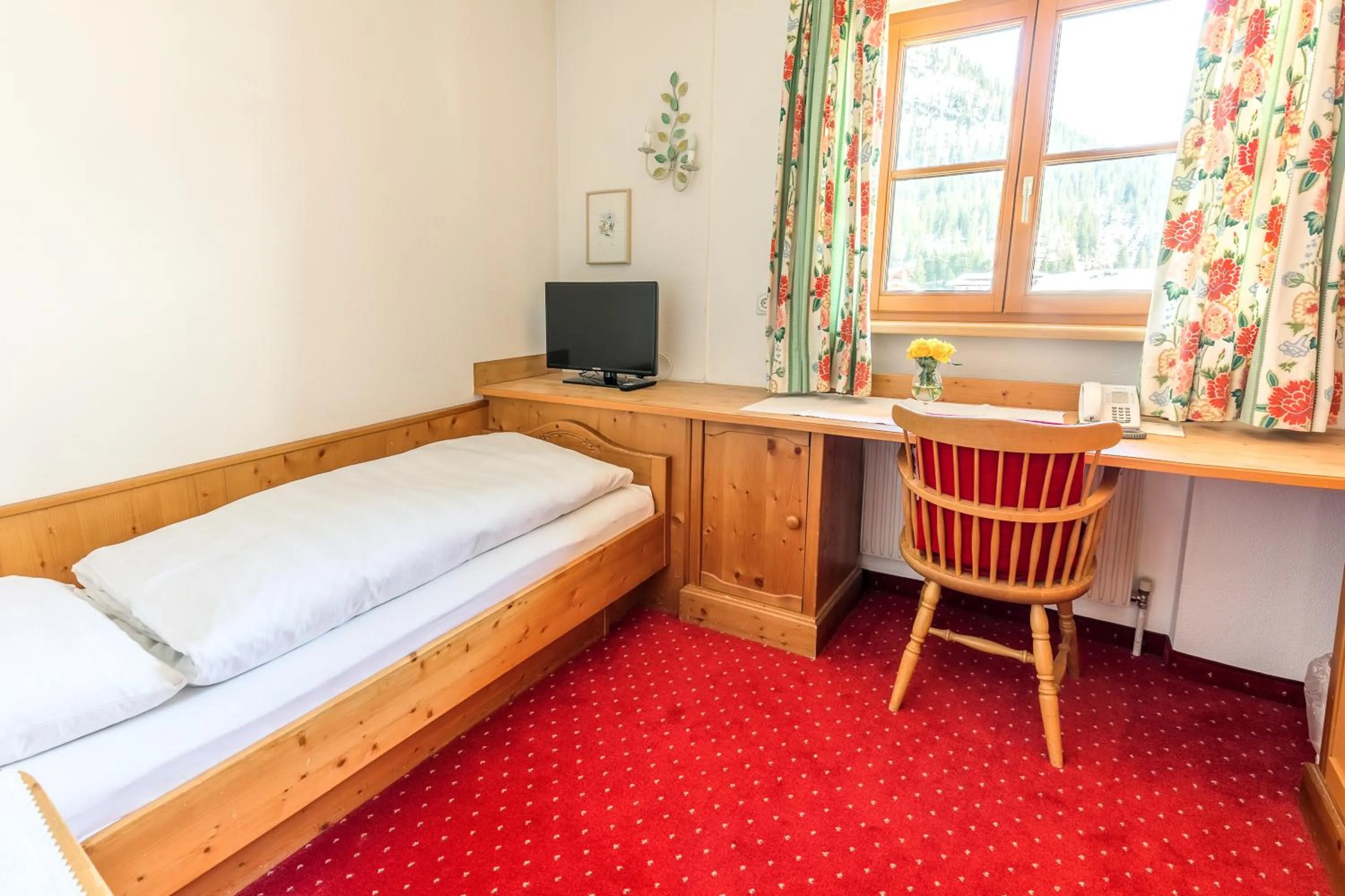 Communal lounge/ TV room in Hotel Antonius