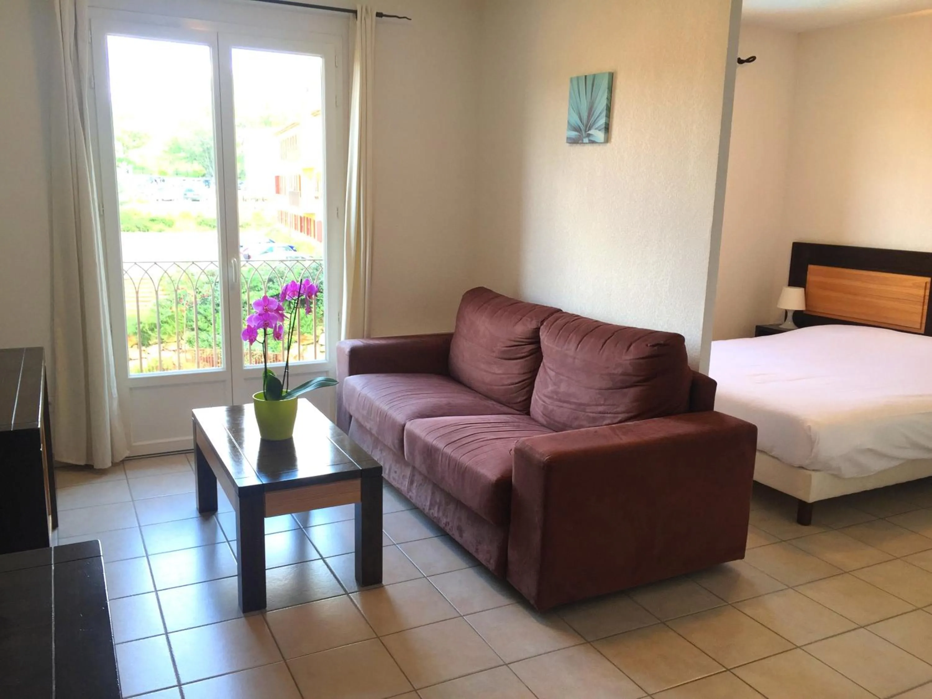 Living room, Bed in Résid'Artel Cadarache - ITER