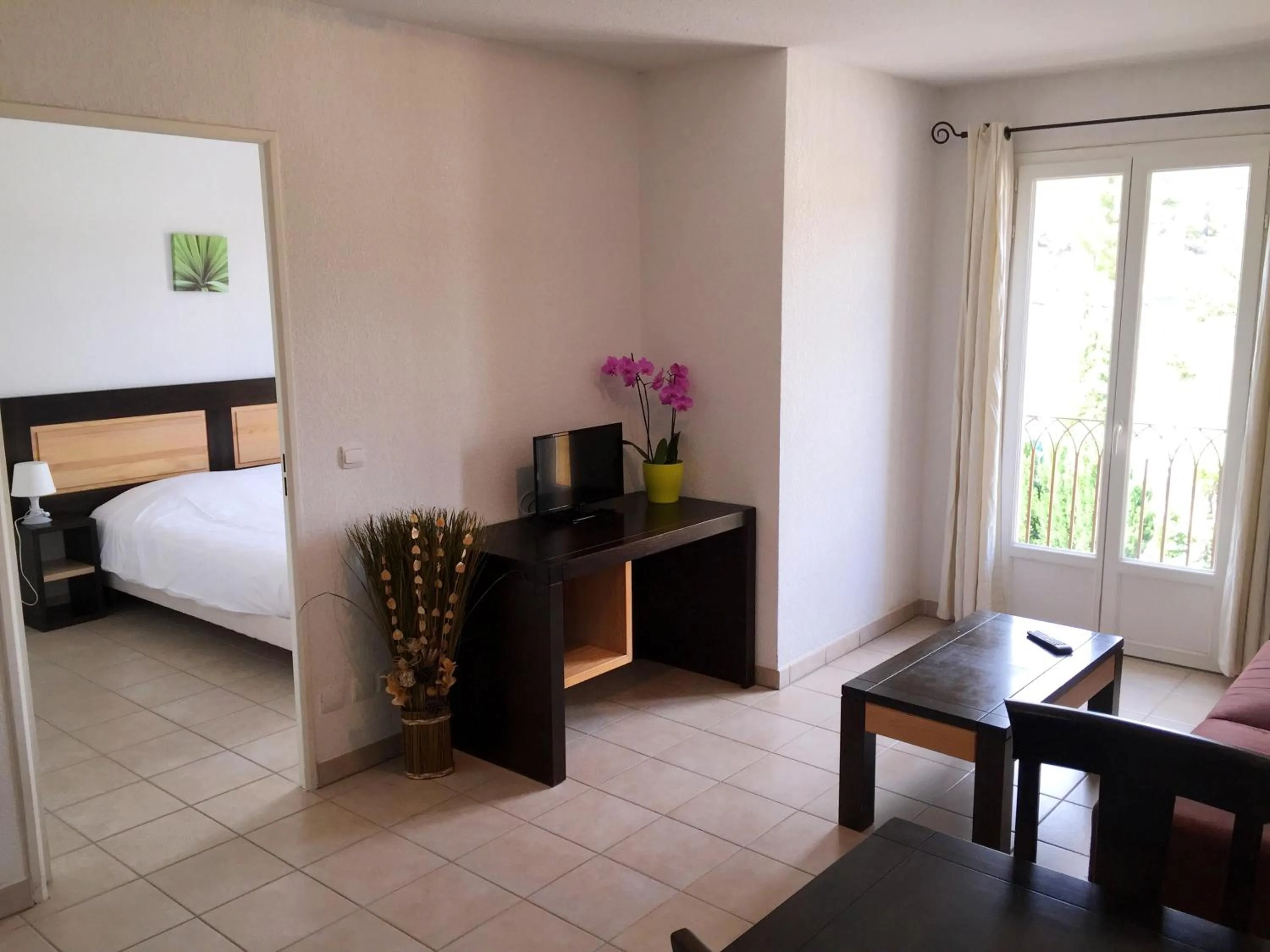 Living room, Bed in Résid'Artel Cadarache - ITER