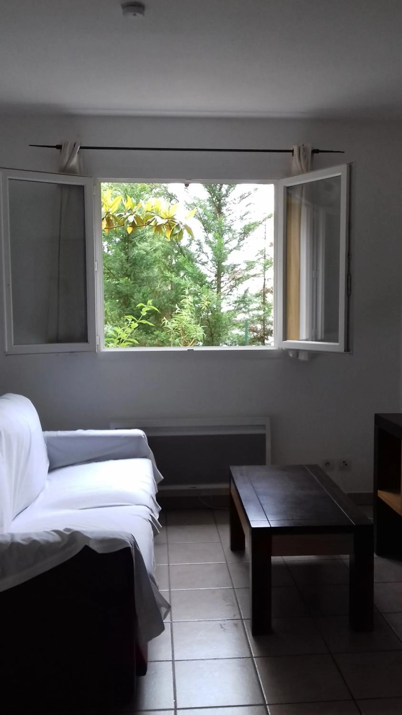 Living room, Bed in Résid'Artel Cadarache - ITER
