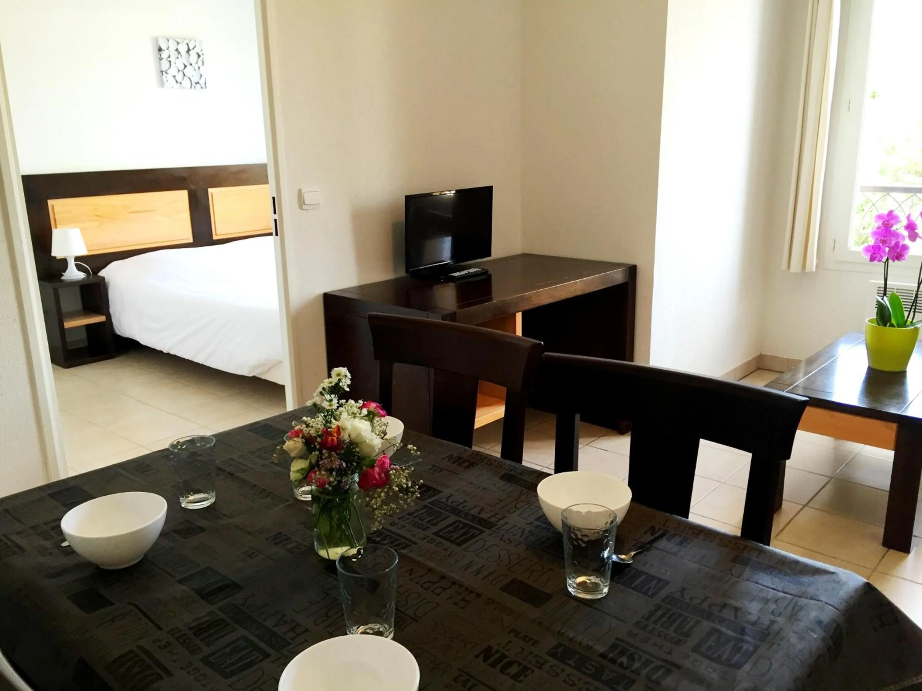 Living room, Bed in Résid'Artel Cadarache - ITER