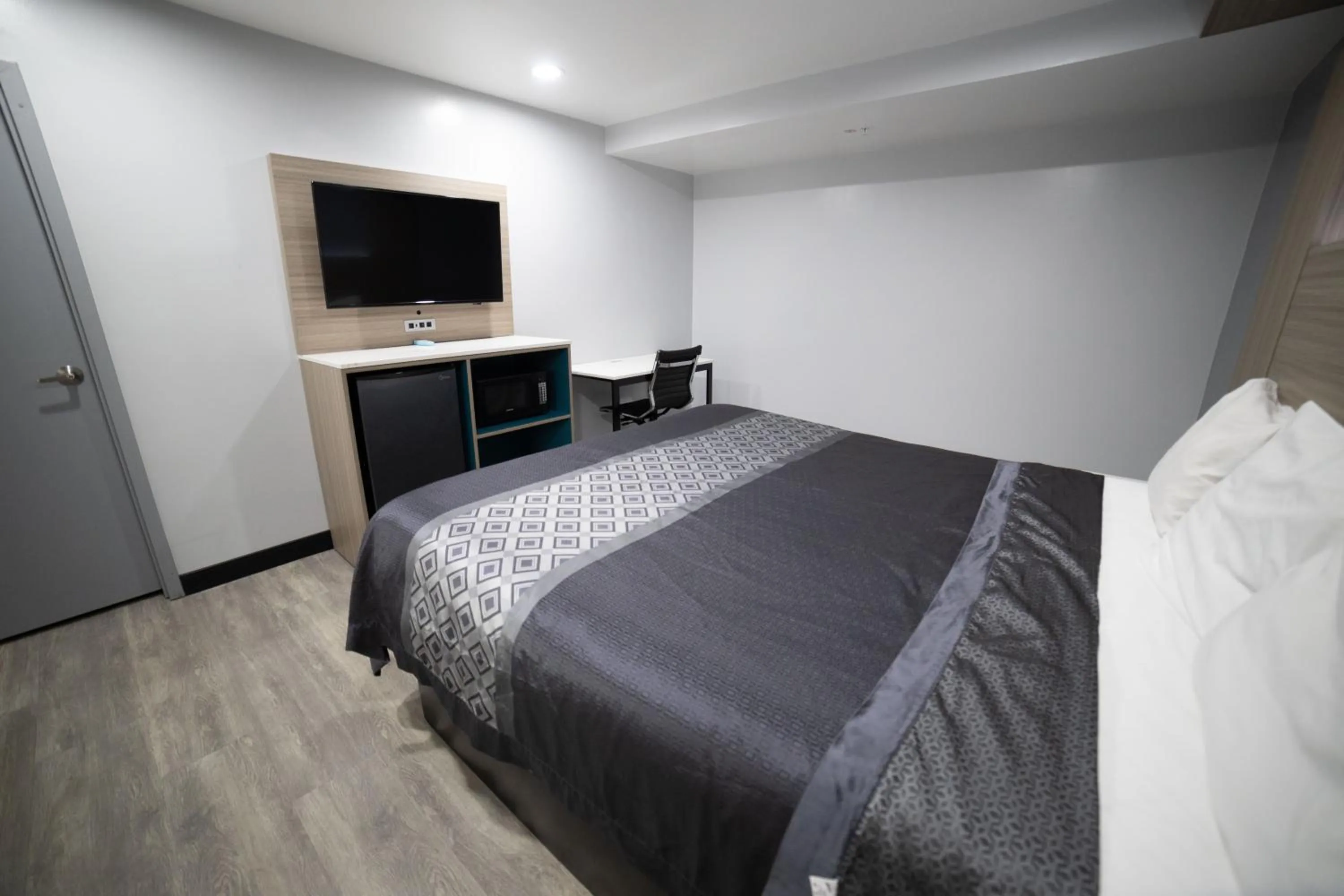 Bed in Express Inn & Suites Ontario Airport