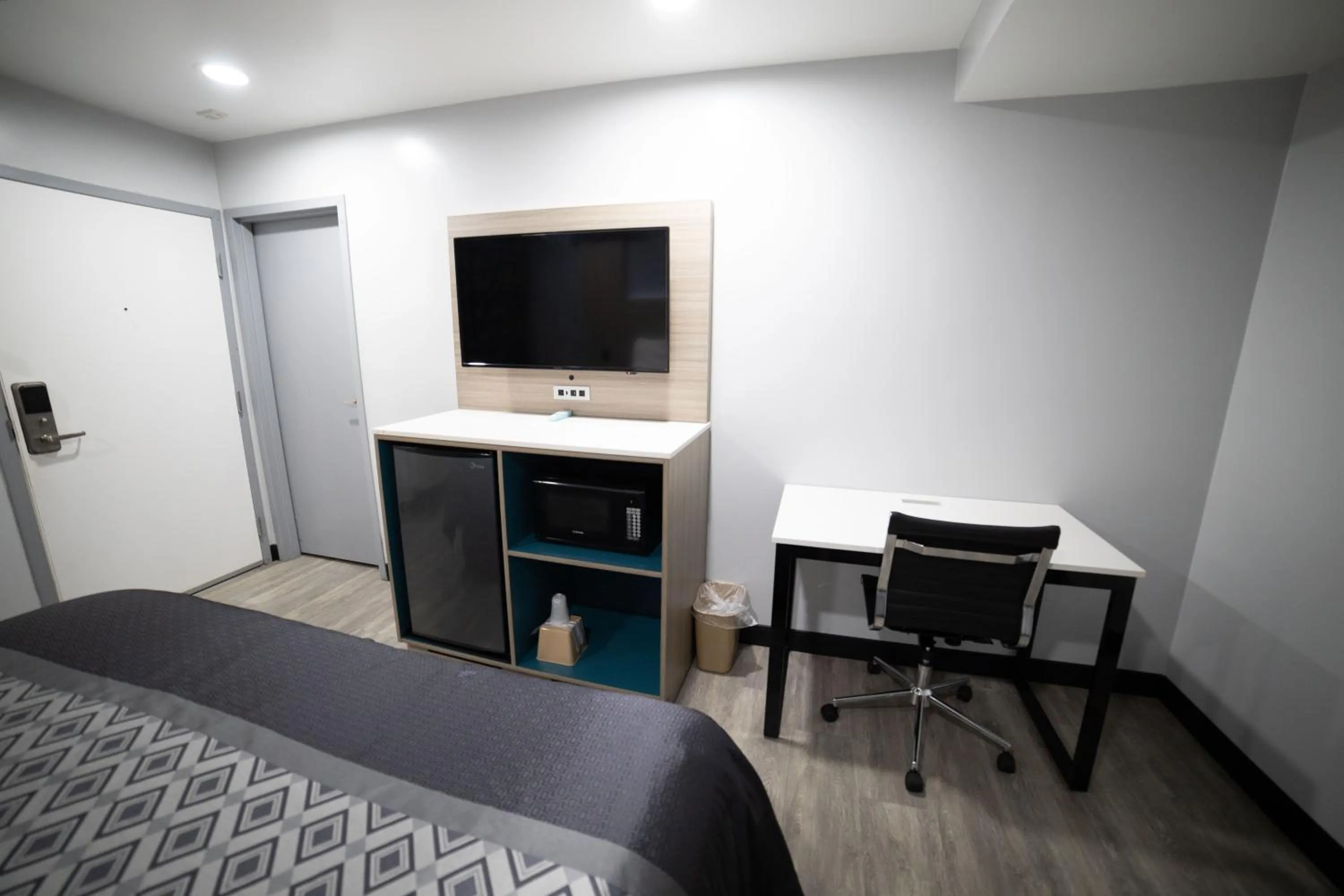 TV and multimedia, Bed in Express Inn & Suites Ontario Airport