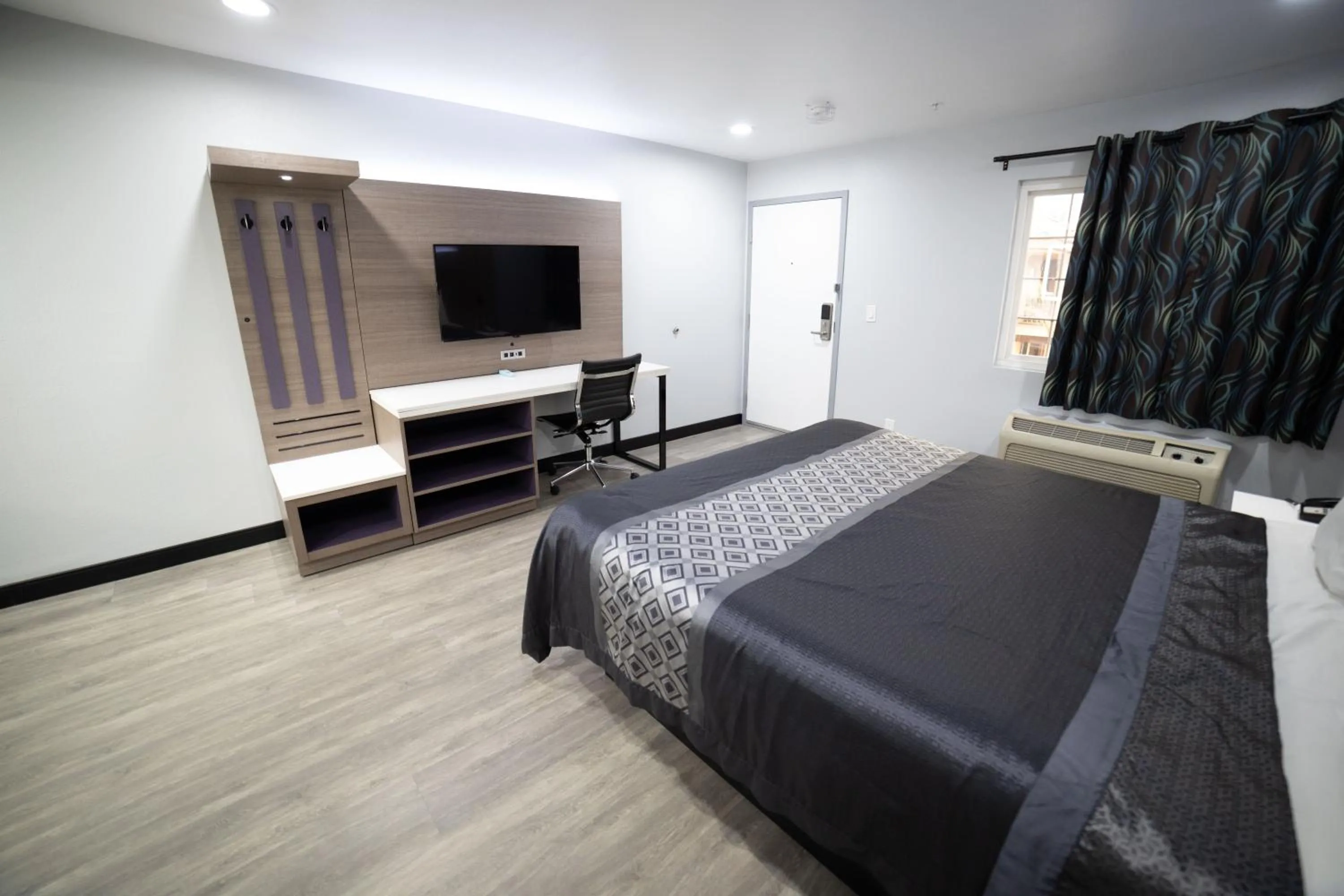 Bed in Express Inn & Suites Ontario Airport