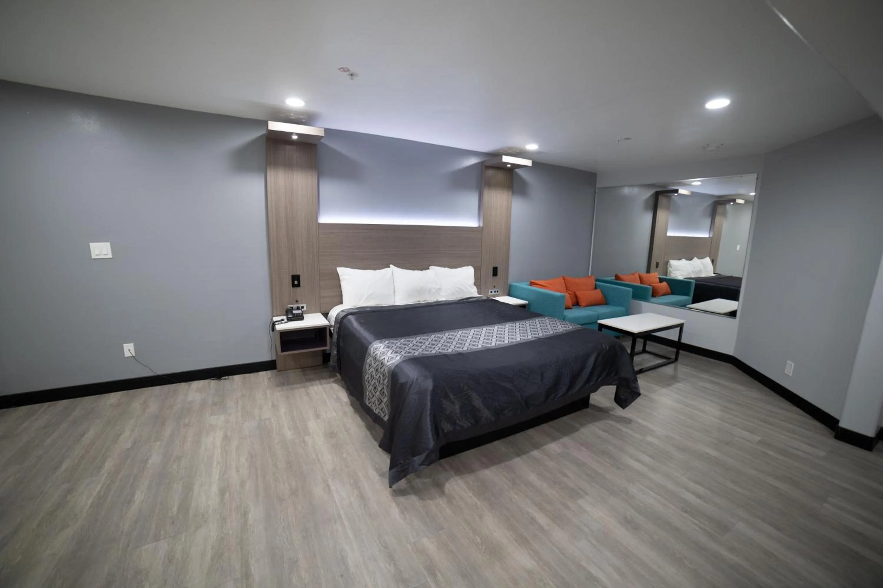 Bed in Express Inn & Suites Ontario Airport