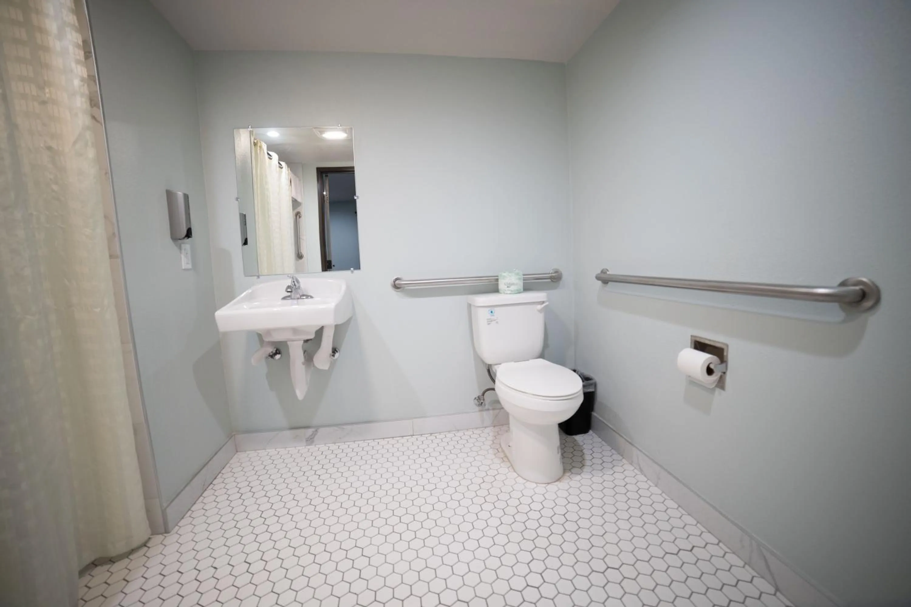 Bathroom in Express Inn & Suites Ontario Airport