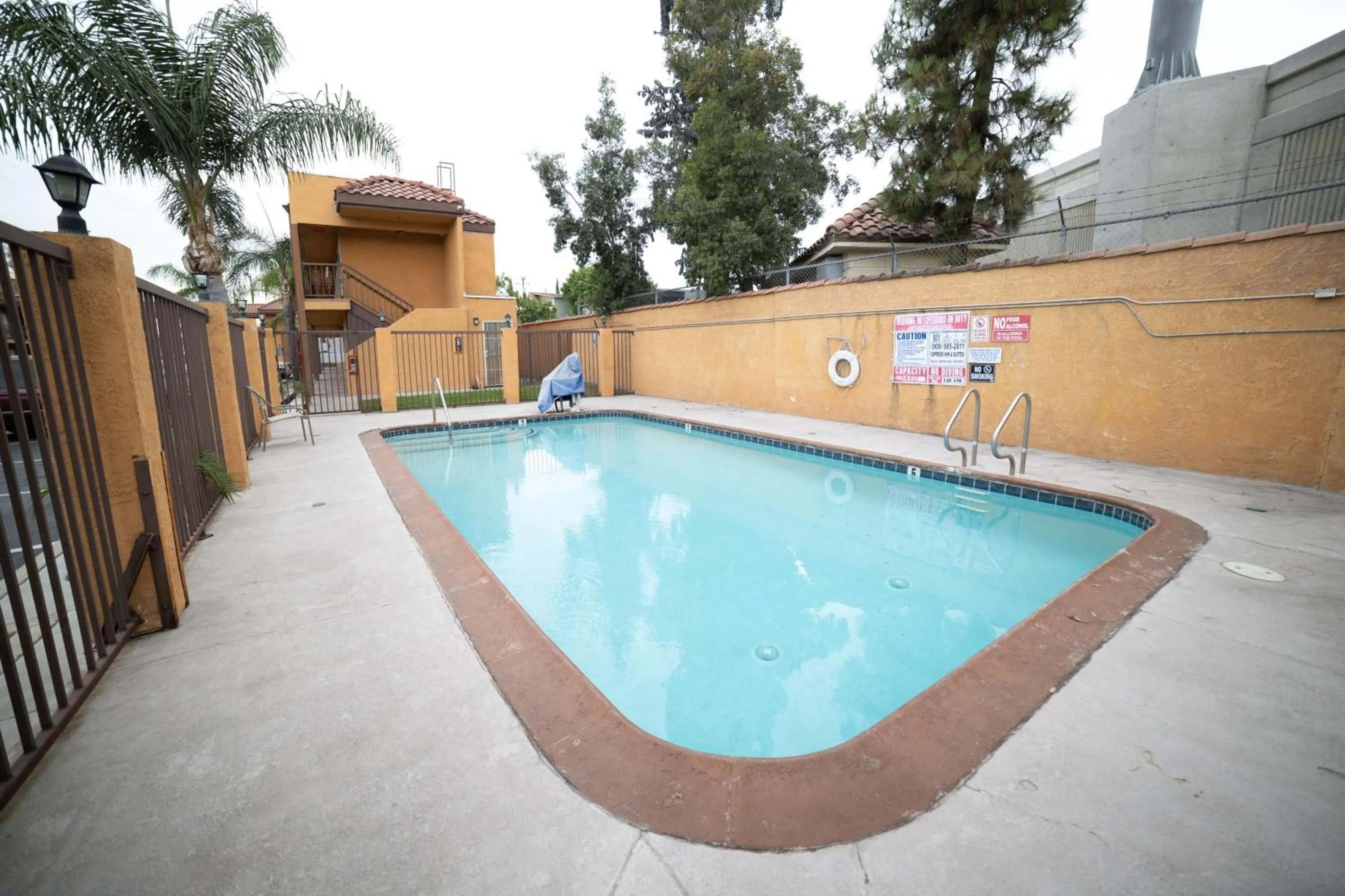 Swimming pool in Express Inn & Suites Ontario Airport
