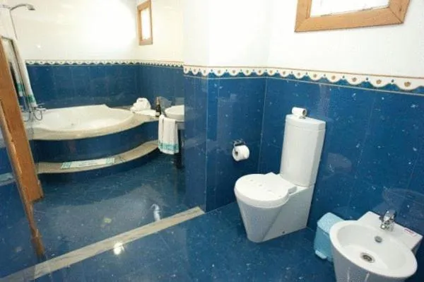 Bathroom in HOTEL HOLIDAY camino de Santiago por la costa