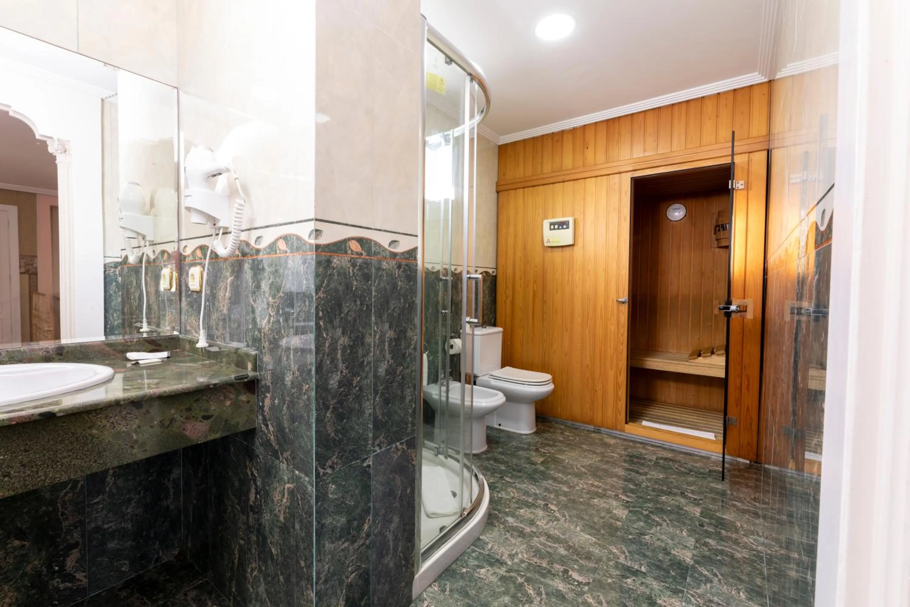 HOTEL HOLIDAY camino de Santiago por la costa