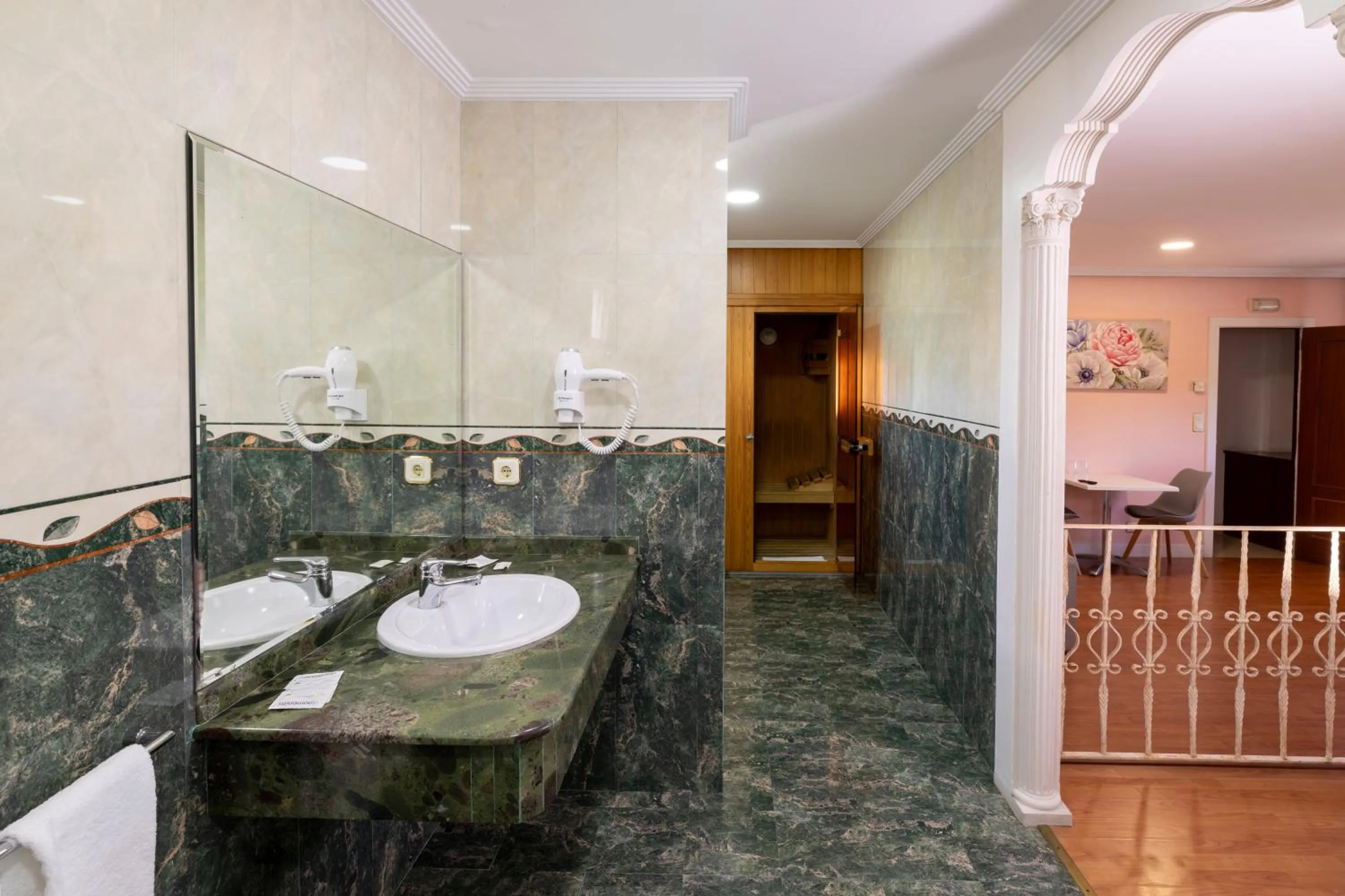 HOTEL HOLIDAY camino de Santiago por la costa