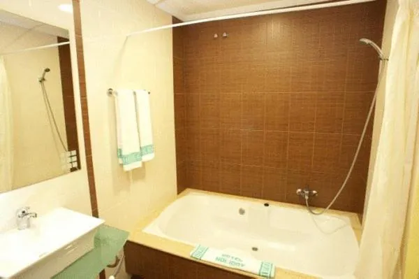 Bathroom in HOTEL HOLIDAY camino de Santiago por la costa