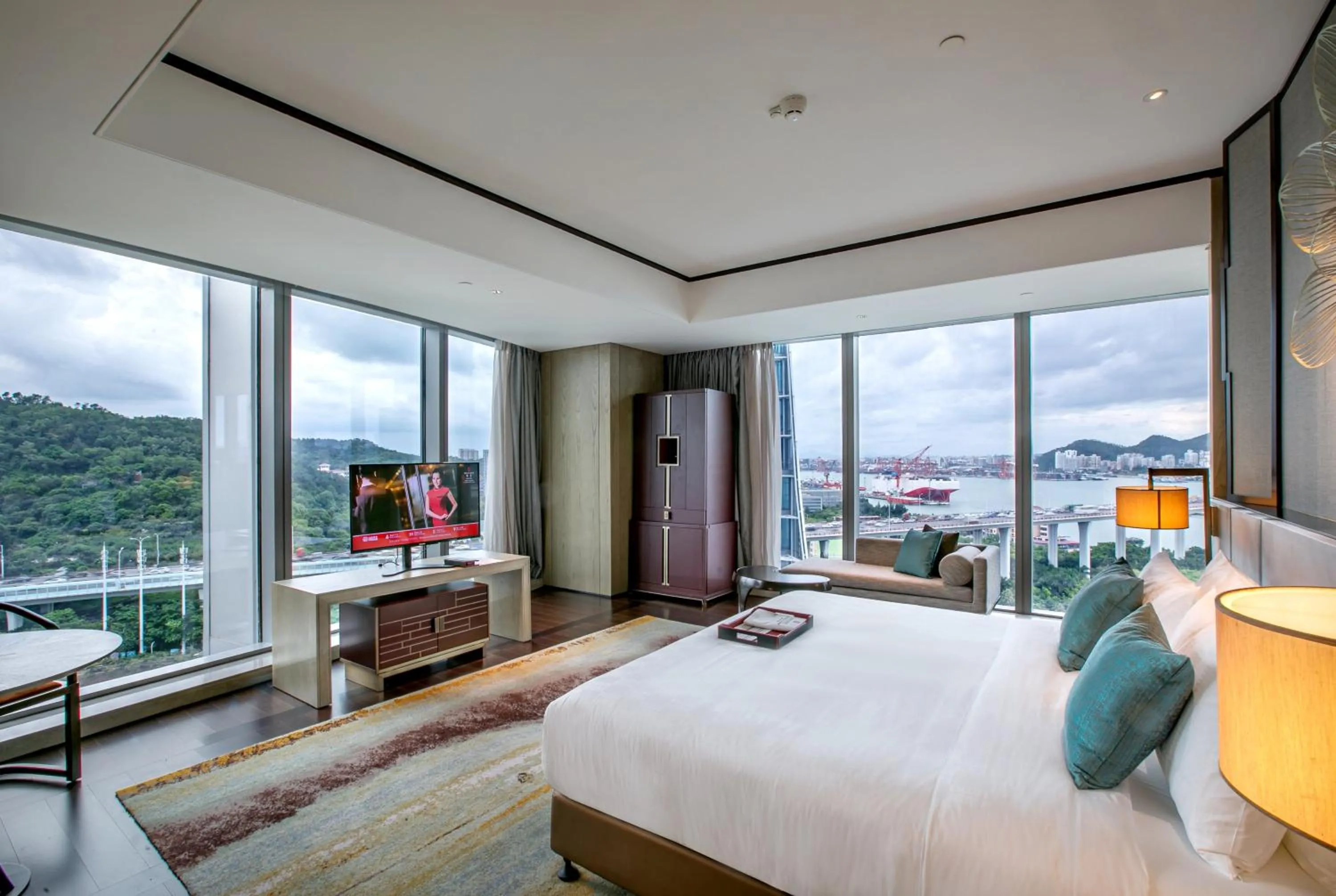 Photo of the whole room, Bed in HUALUXE Xiamen Haicang Habour View