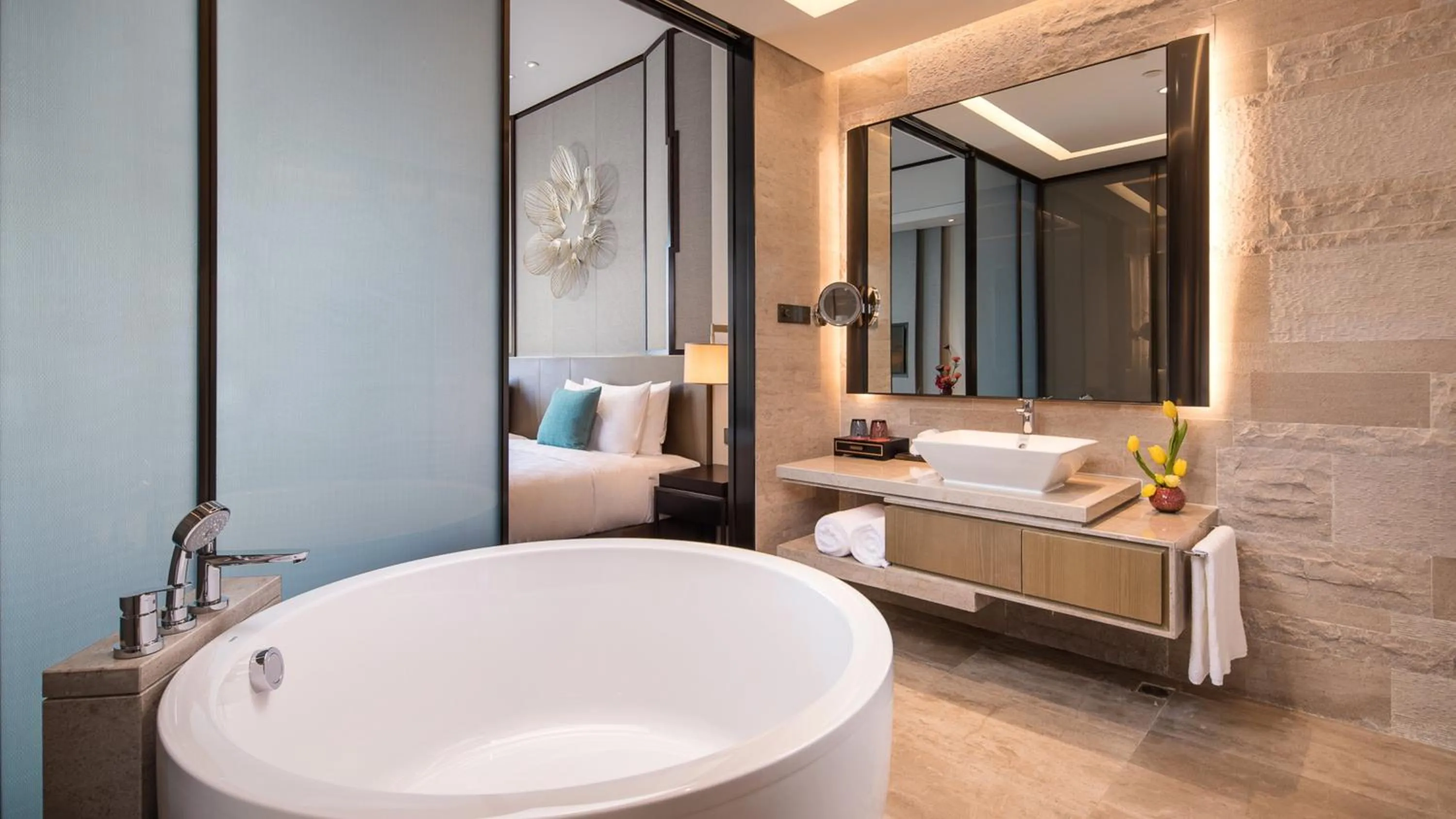 Photo of the whole room in HUALUXE Xiamen Haicang Habour View