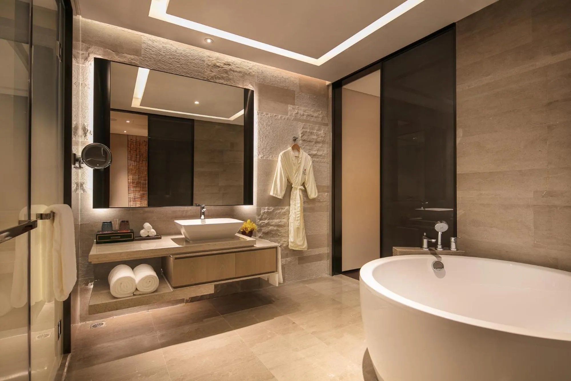 Bathroom in HUALUXE Xiamen Haicang Habour View