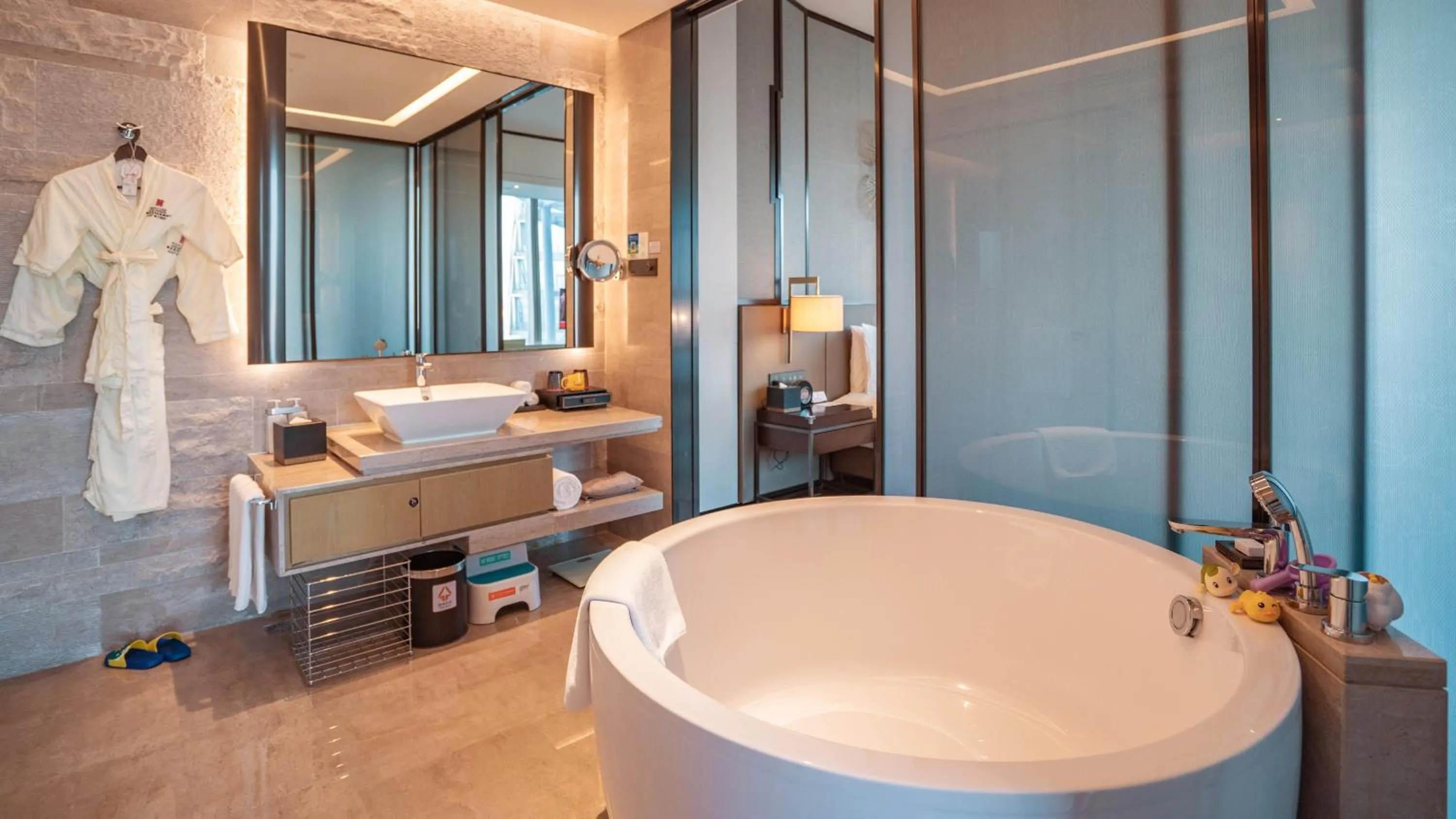 Photo of the whole room in HUALUXE Xiamen Haicang Habour View