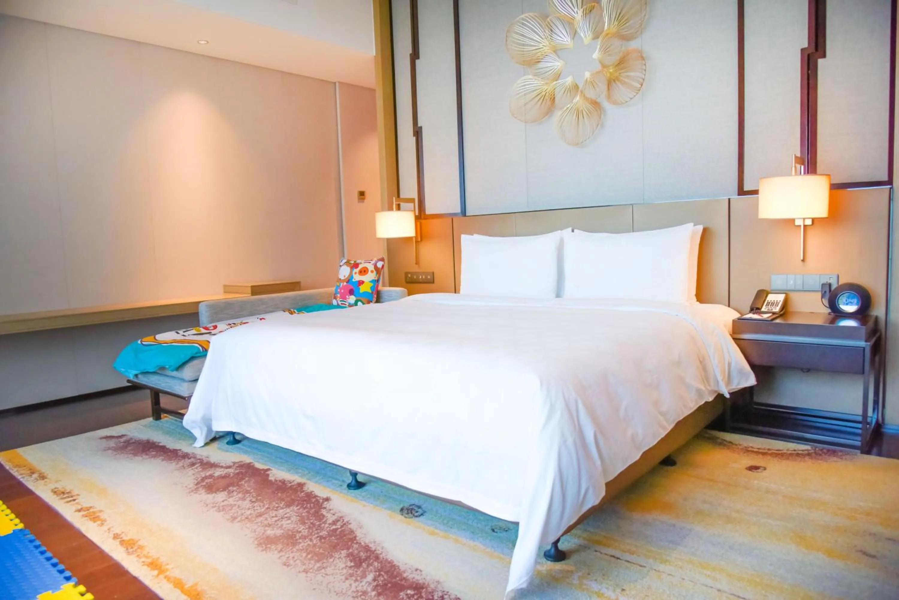 Bed in HUALUXE Xiamen Haicang Habour View