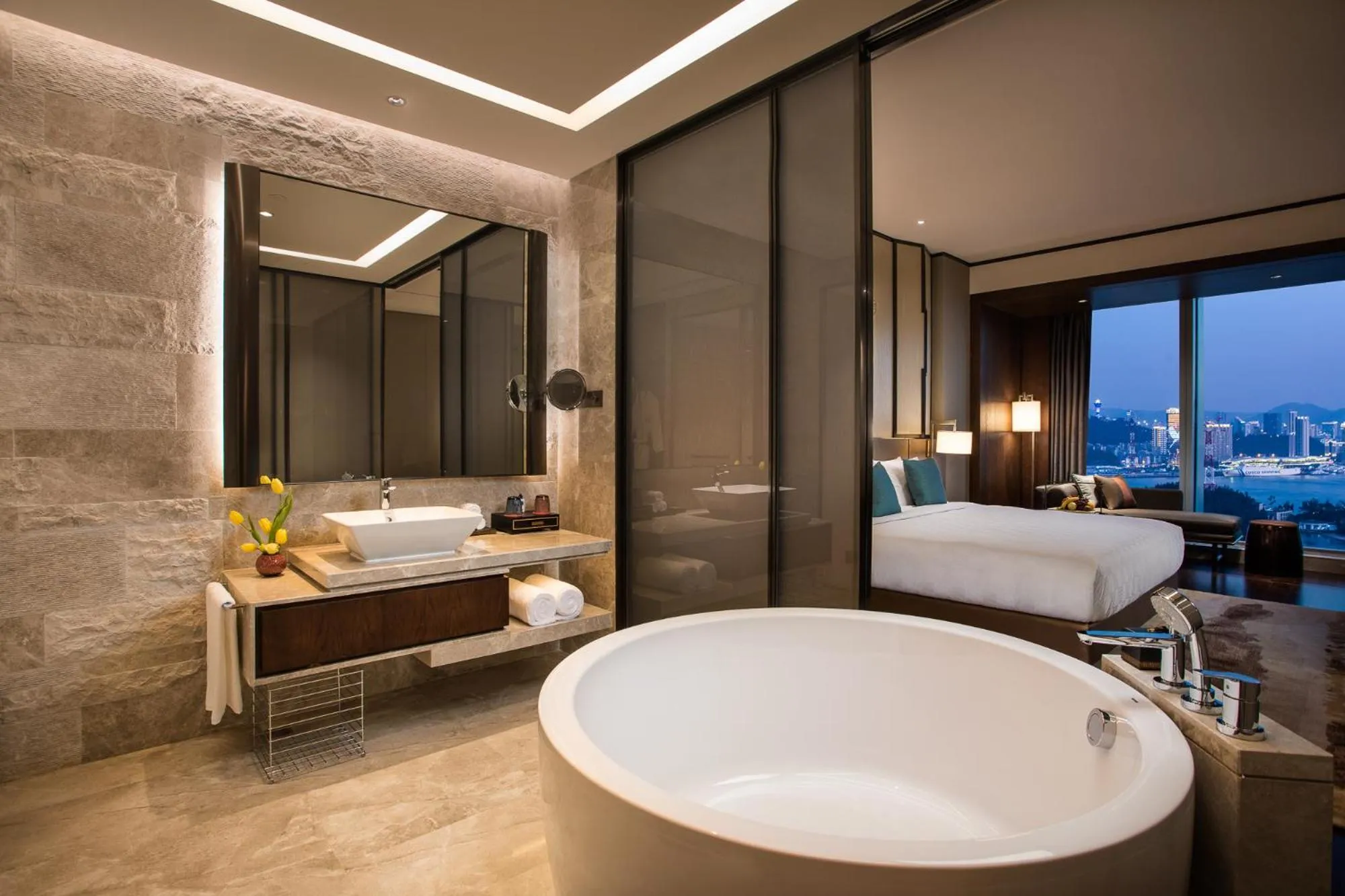 Bathroom, Bed in HUALUXE Xiamen Haicang Habour View