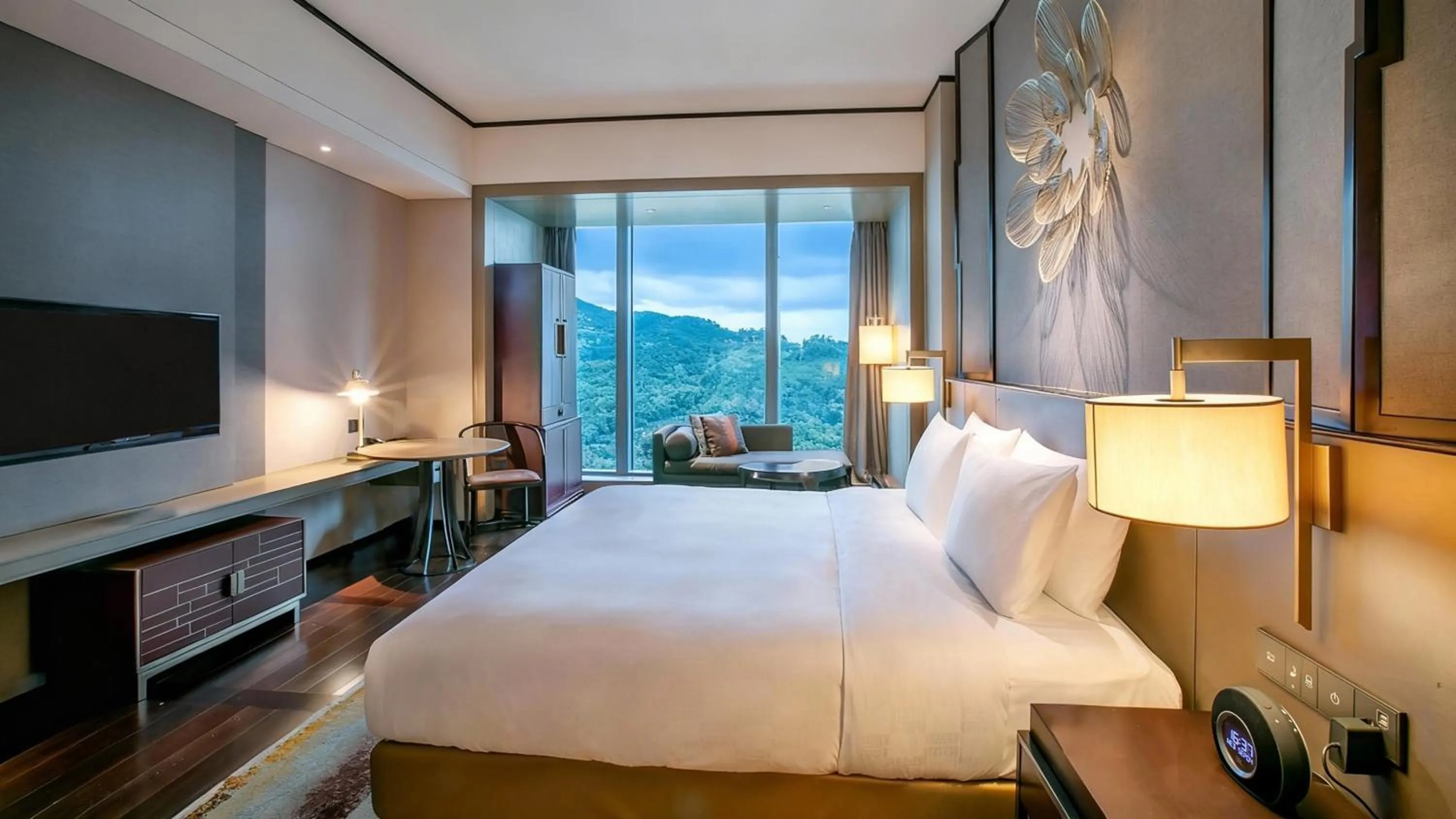 Photo of the whole room, Bed in HUALUXE Xiamen Haicang Habour View